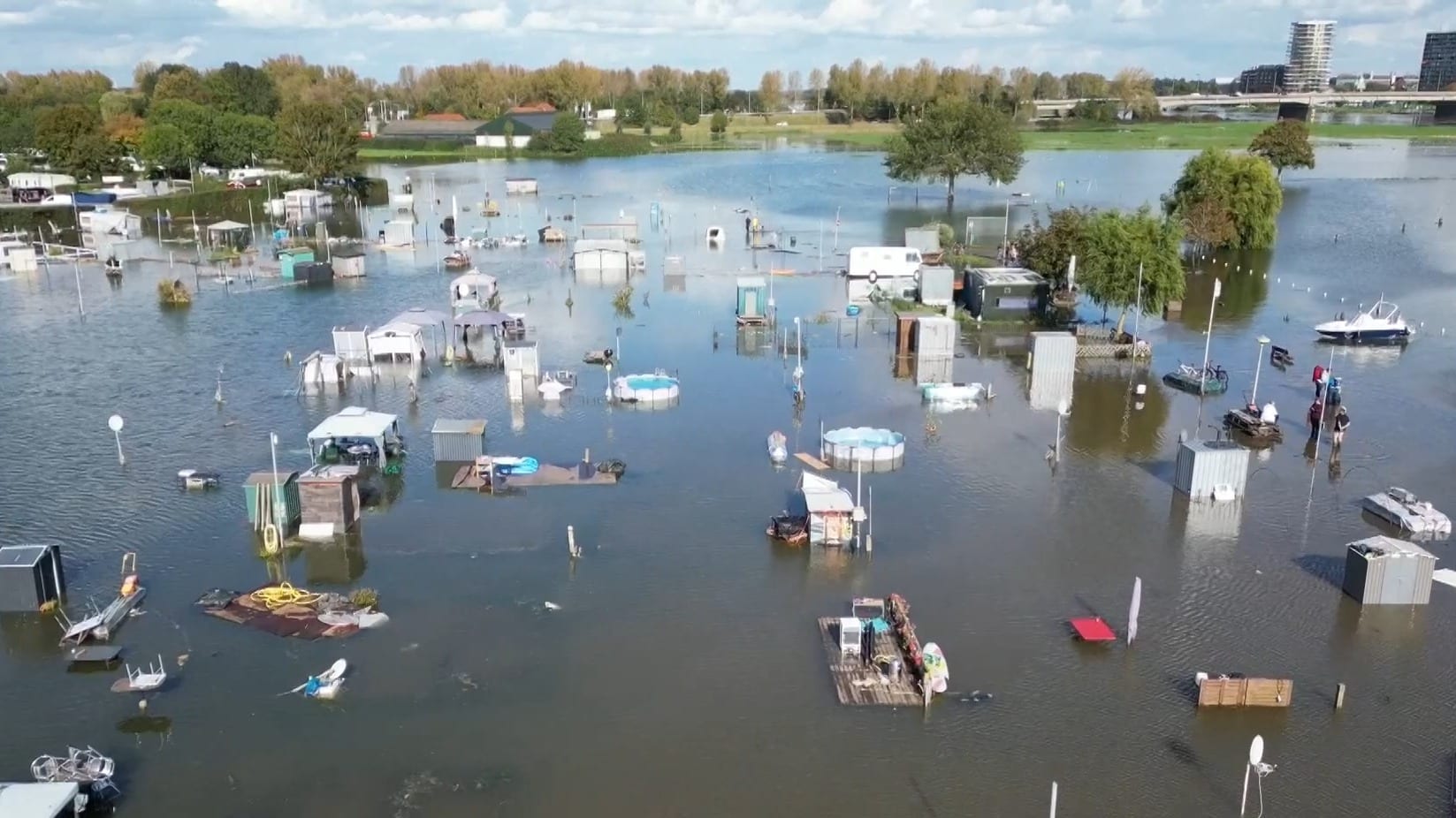 Maas buiten oevers getreden, camping en beachclub overvallen door hoogwater