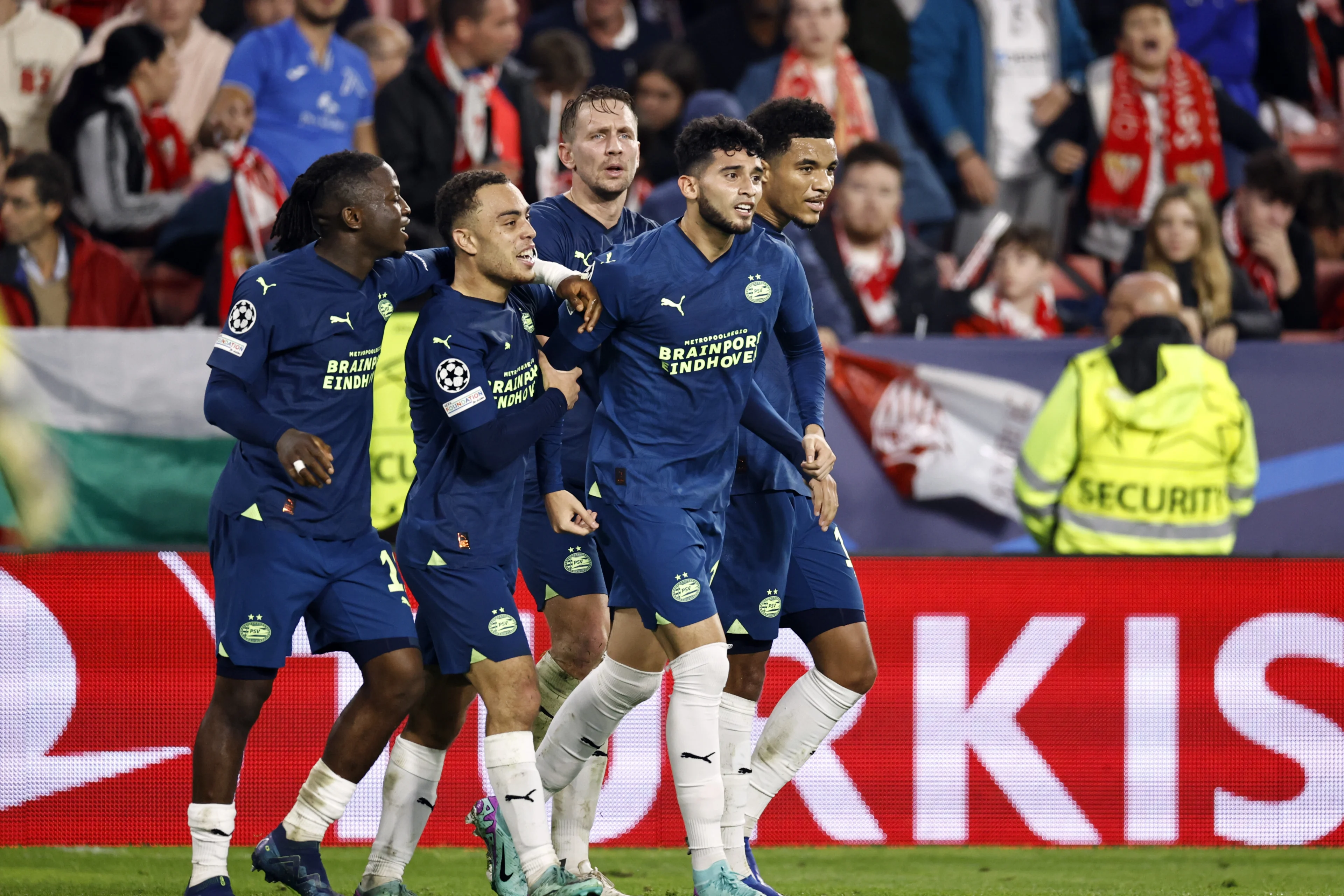 PSV voor het eerst in acht jaar weer naar achtste finales Champions League