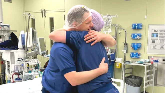 Romantiek in de operatiekamer: chirurg Anton vraagt zijn collega Anna ten huwelijk