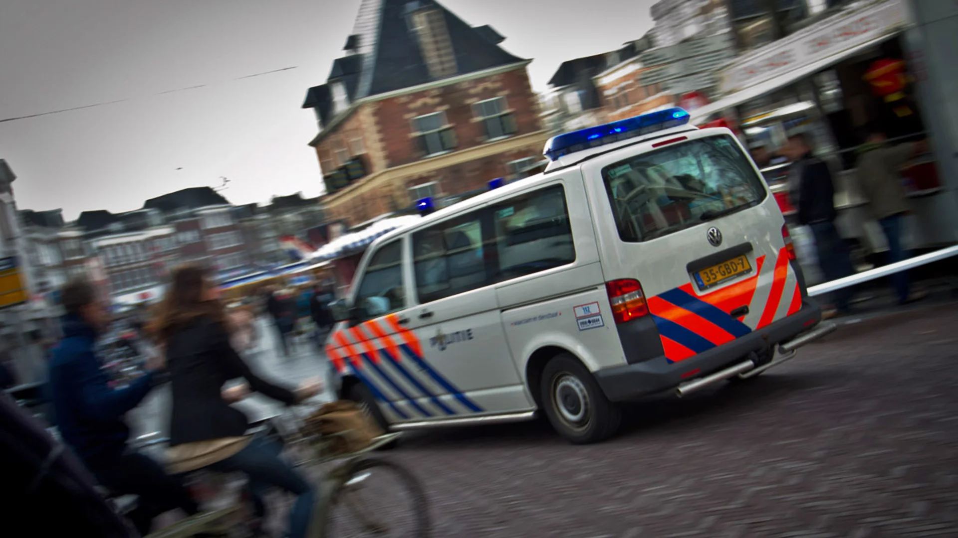 Opgepakte vrouw mishandelt agente in politiebusje in Roosendaal