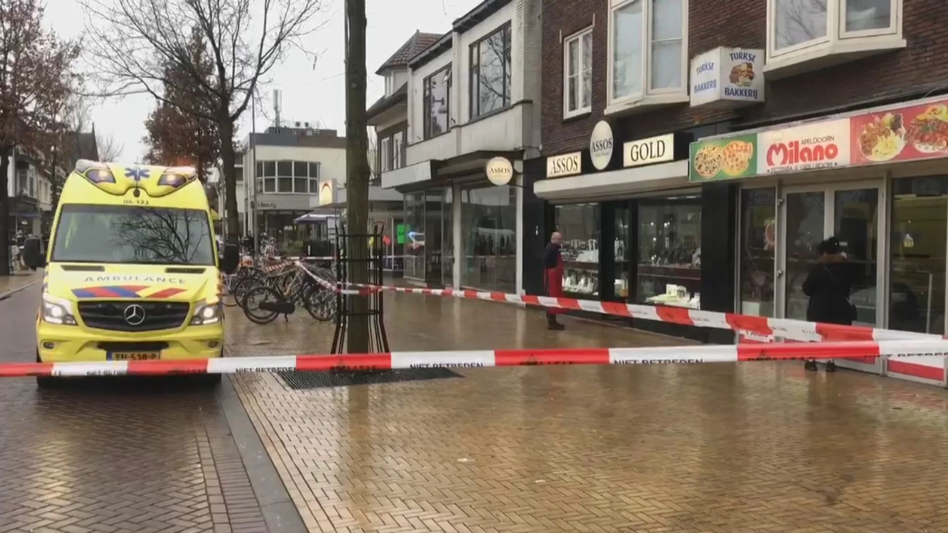 Overvaller steekt medewerker juwelier neer bij winkeloverval, omstanders grijpen in
