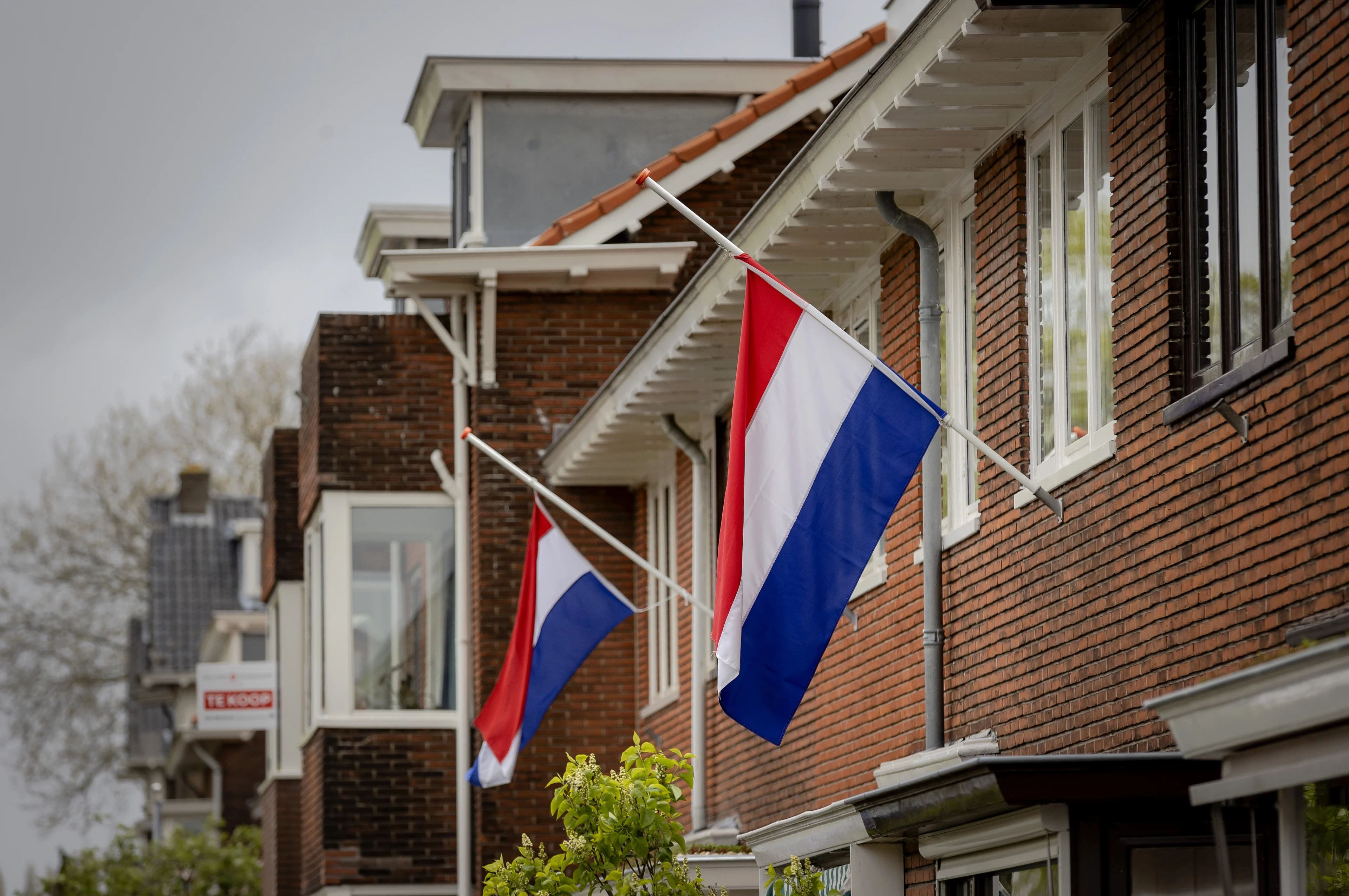 Na vernieling en diefstal dit jaar bewakingscamera's bij dodenherdenking Maassluis