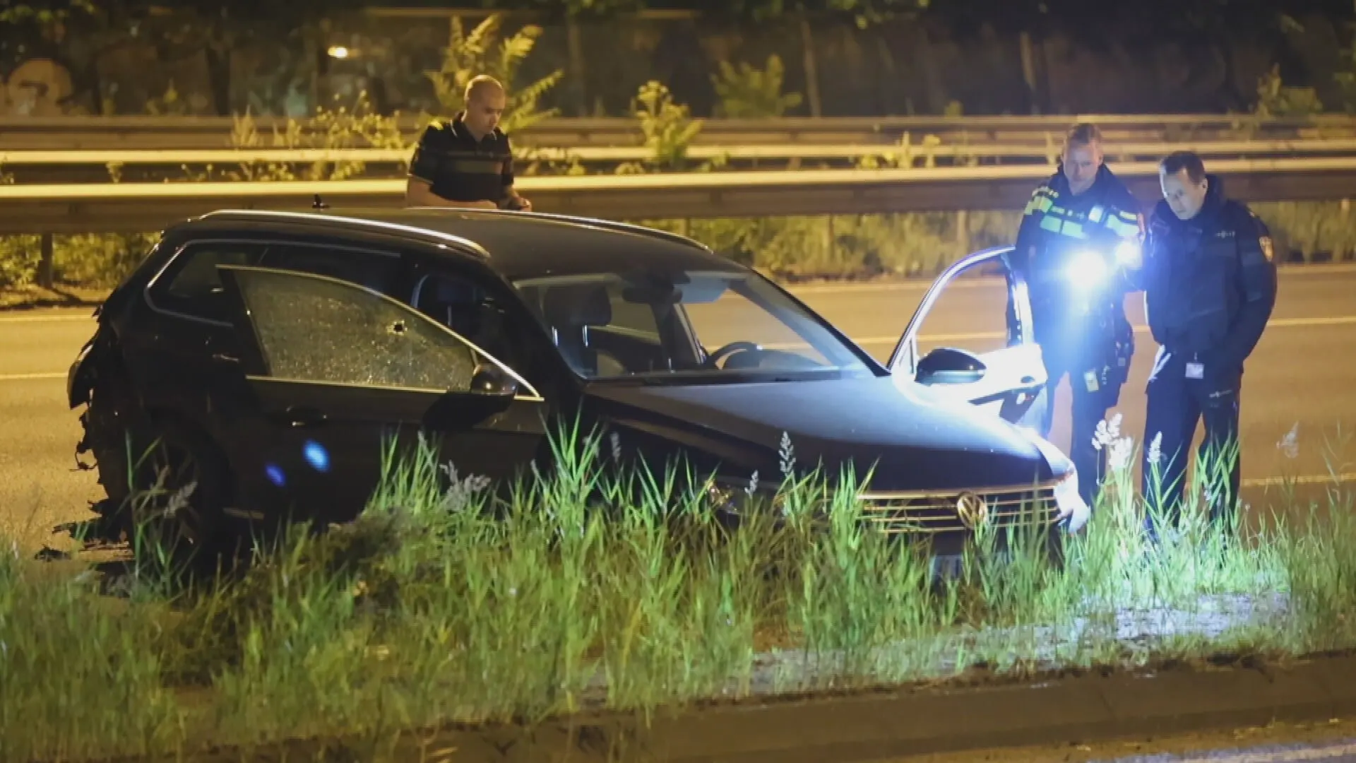 Politie zoekt twee mannen na beschieten taxi op A13