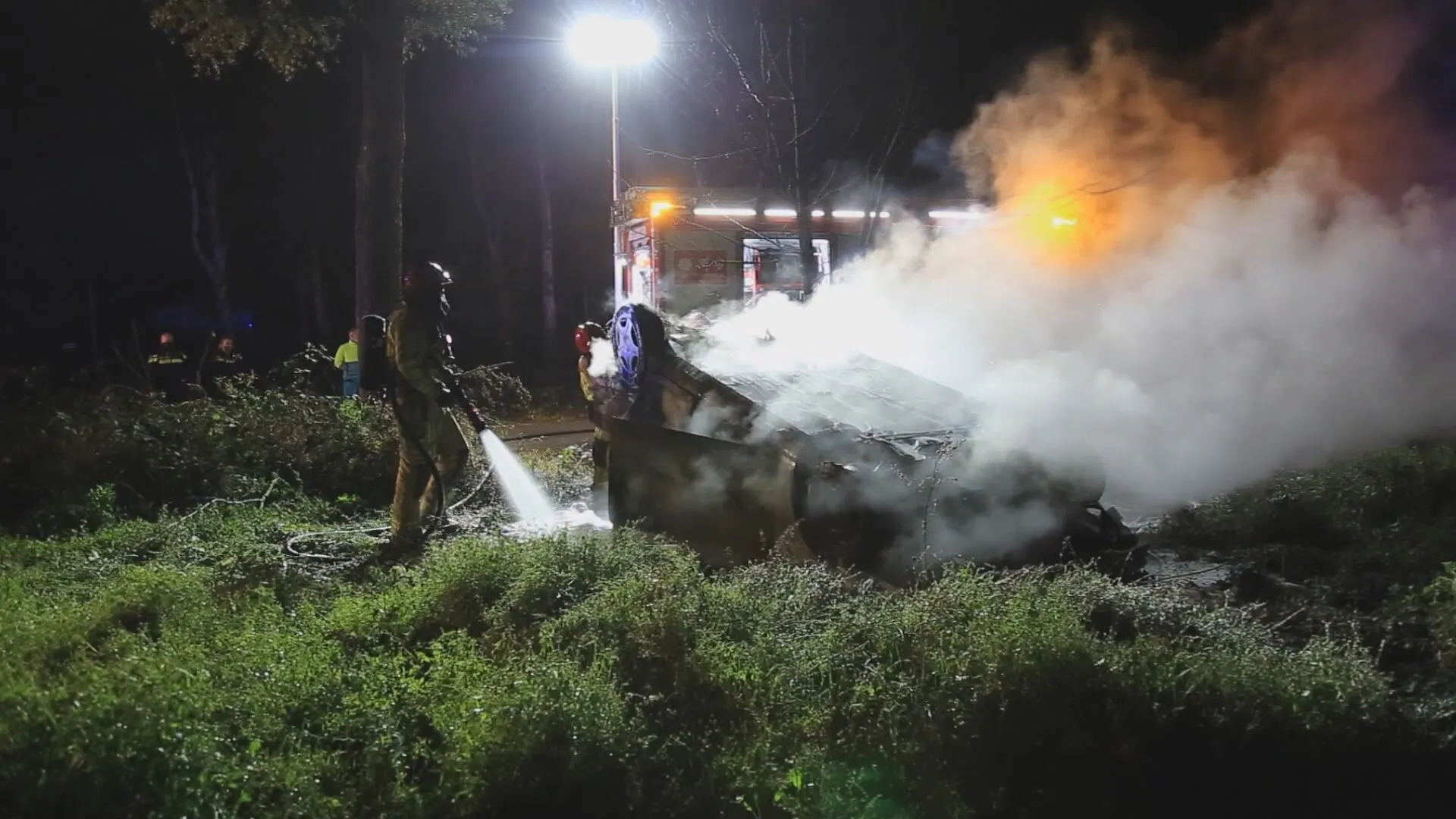 Auto slaat over de kop en crasht in weiland in Ommel, bestuurder verdwenen