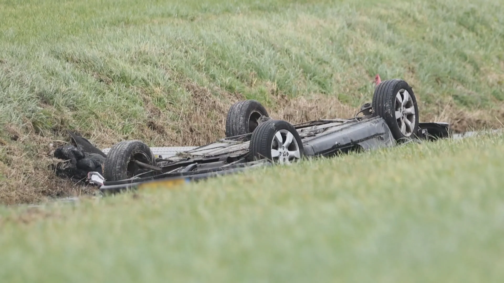 Vrouw (31) overlijdt na ongeval in Zweins, vrouw (32) en drie kinderen gewond