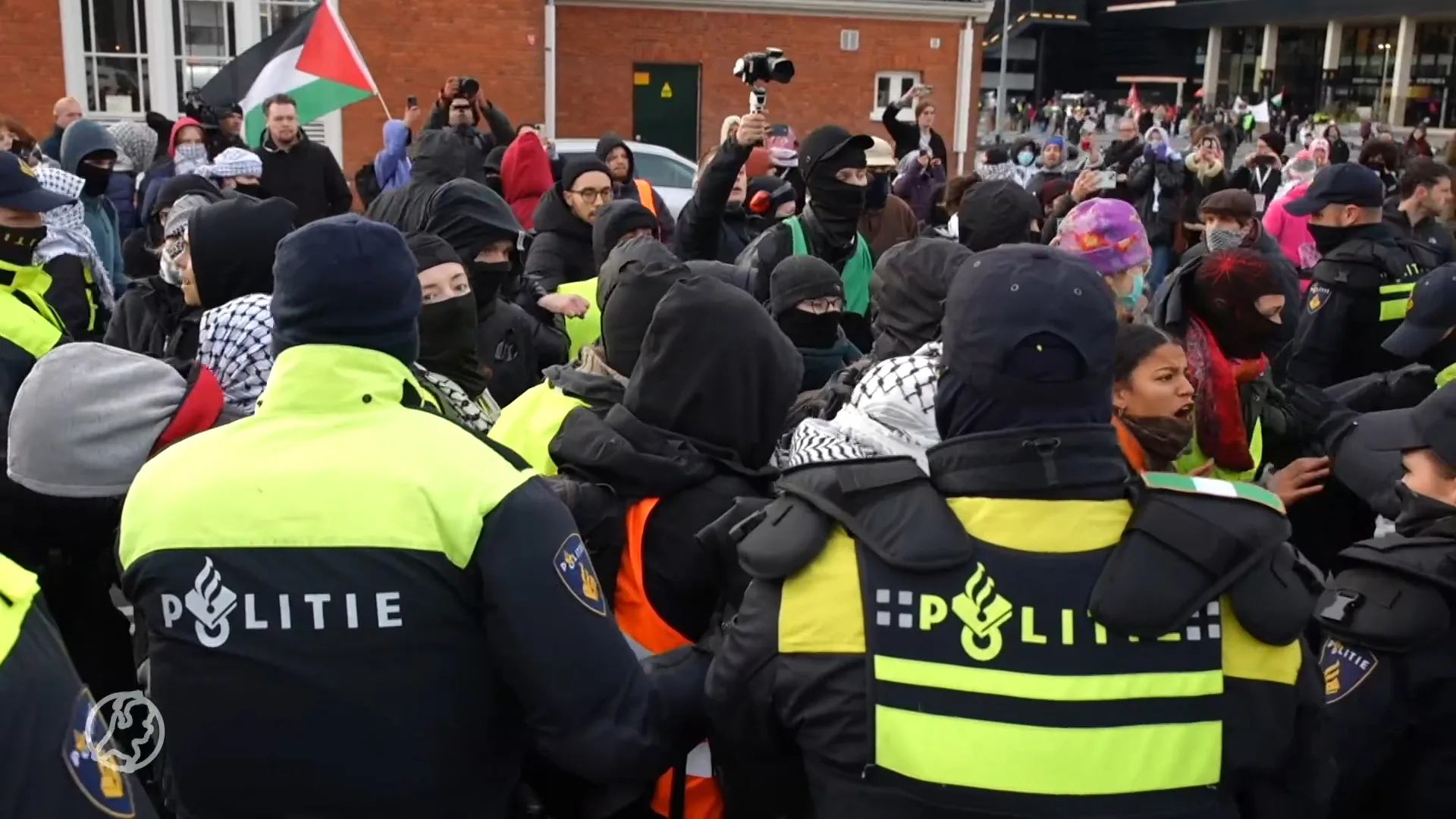 Politie pakt meerdere betogers op bij demonstratie tegen wapenbeurs Ahoy