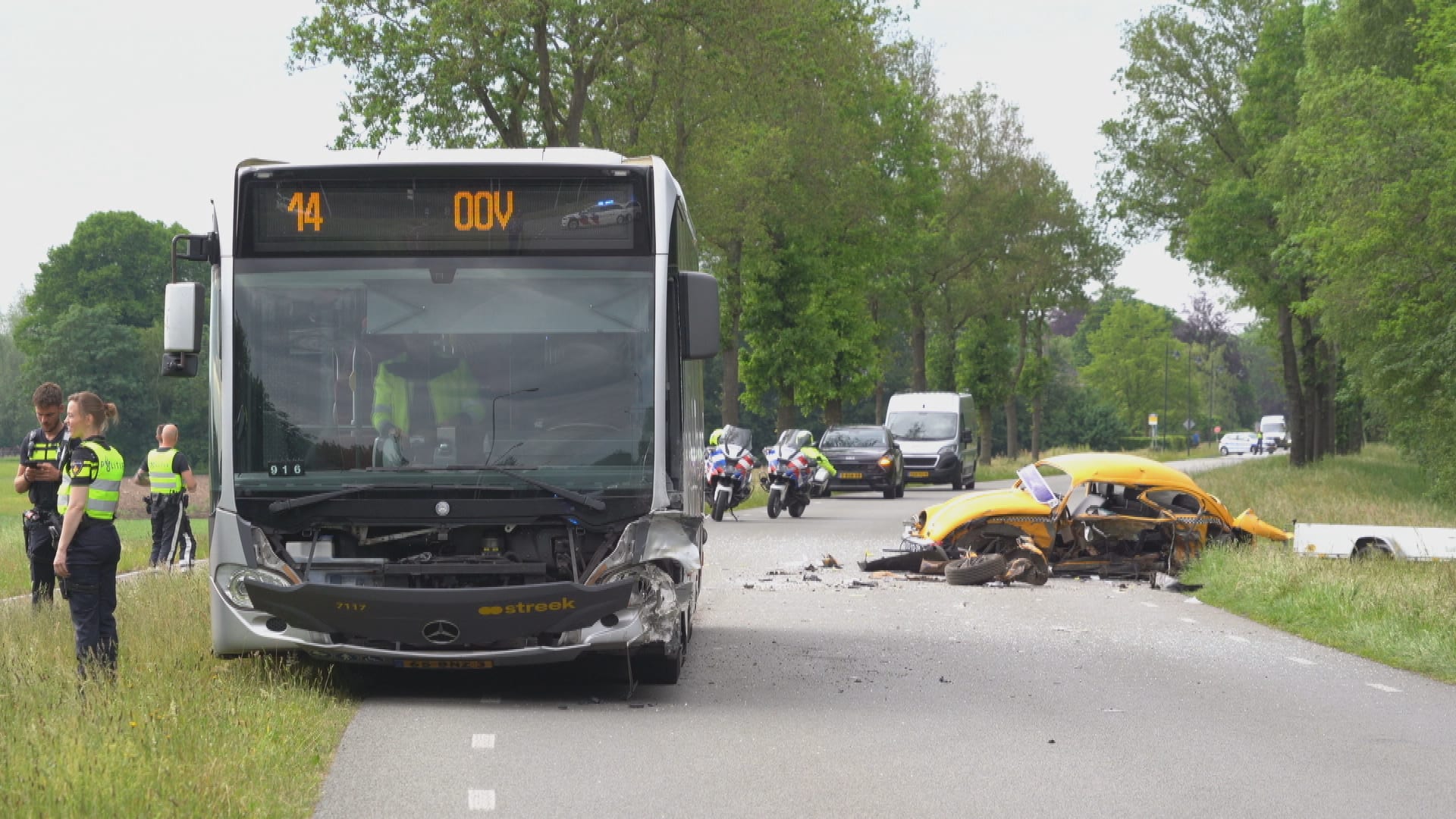 Flinke botsing tussen auto en lijnbus bij Onstwedde, bestuurder zwaargewond 