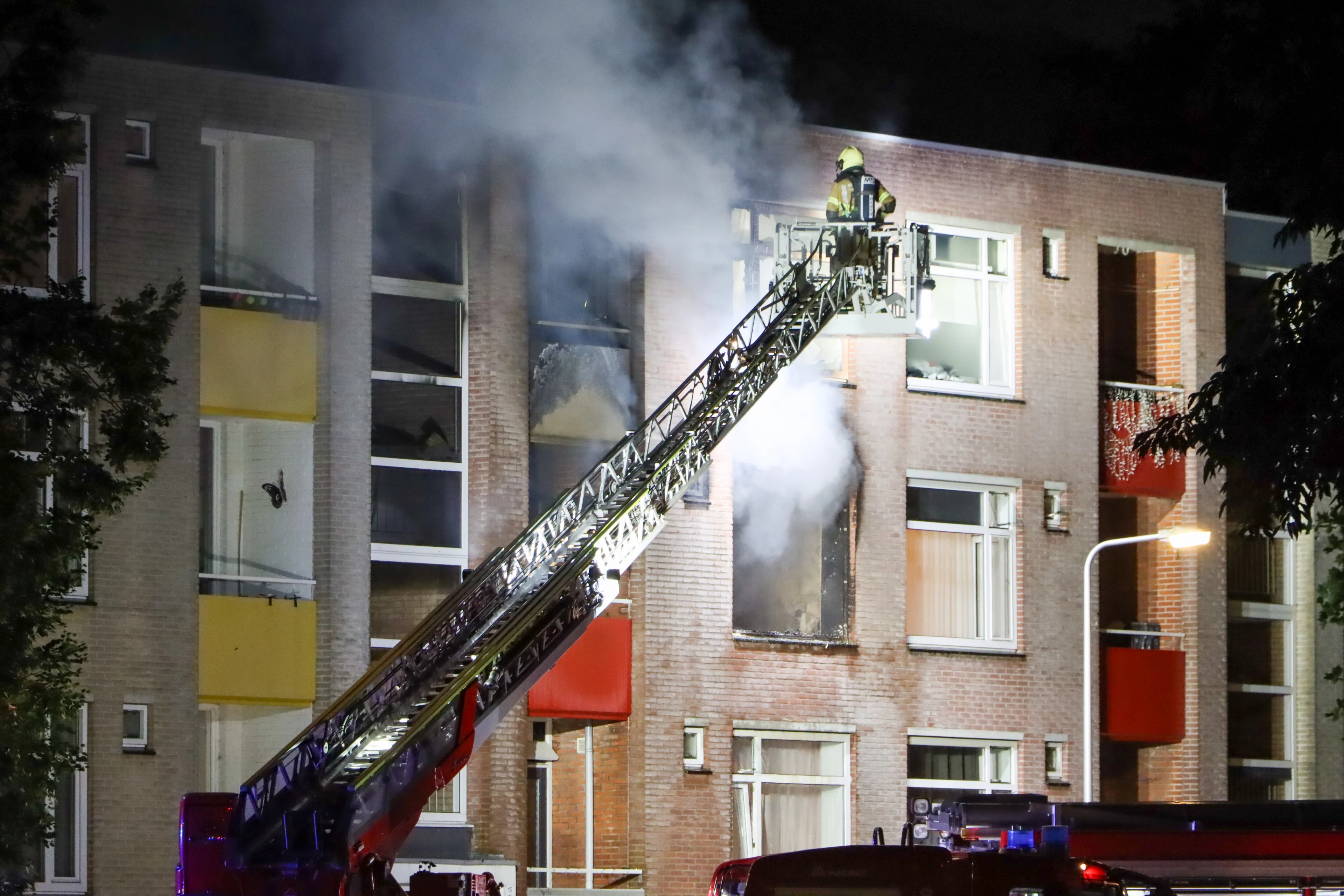 Verdachte opgepakt voor explosie en verwoestende brand in flat Hengelo