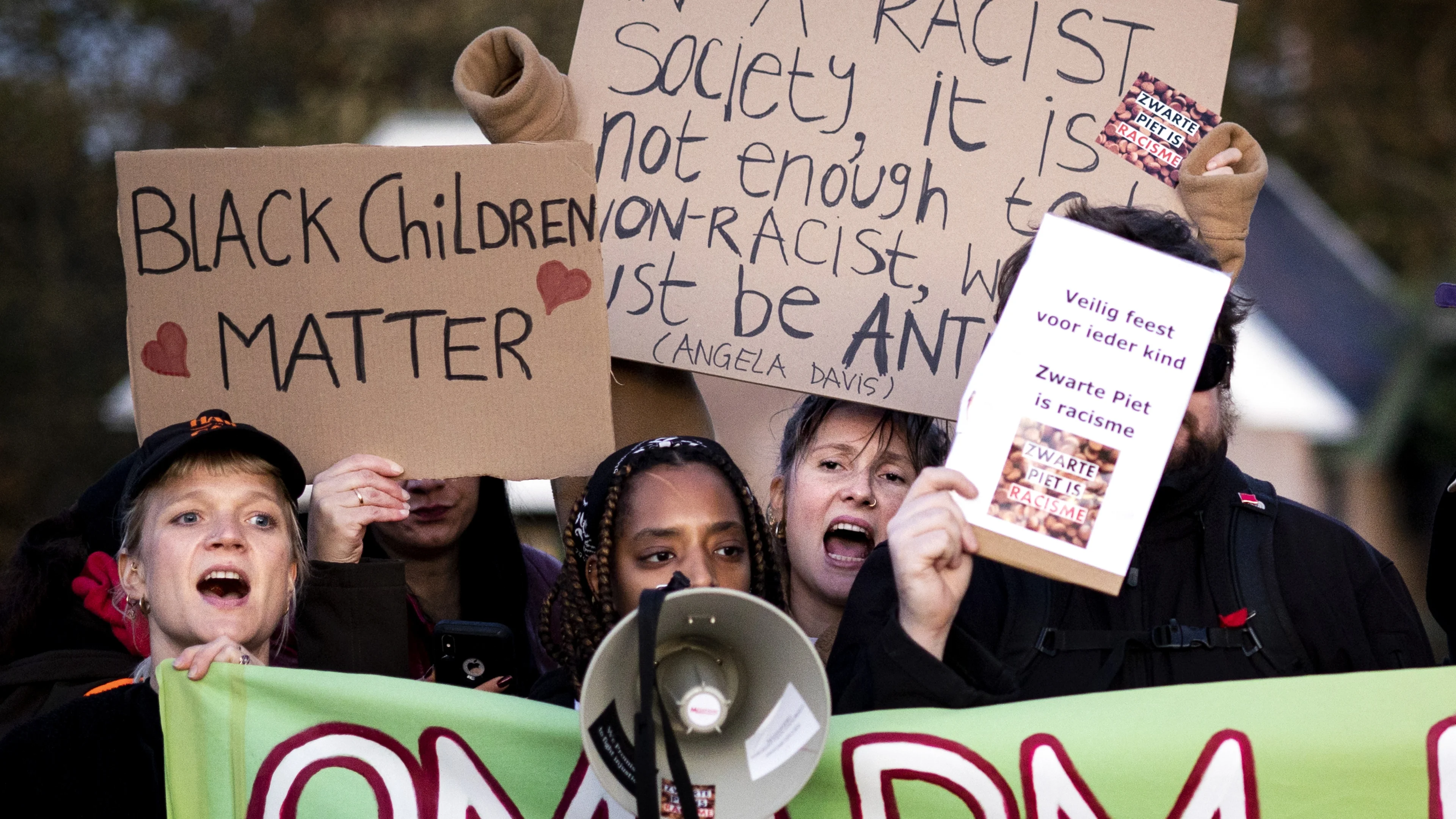 Anti-Zwarte Pietdemonstranten woest: protest toegestaan, maar hard geluid maken niet