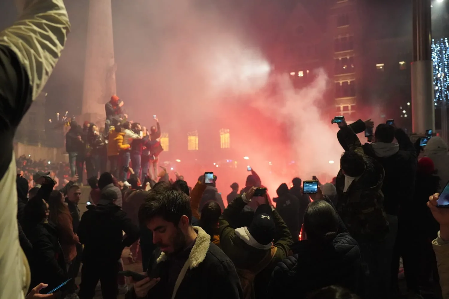 3000 tot 4000 mensen vieren nieuwjaar op Dam, politie veegt deel leeg