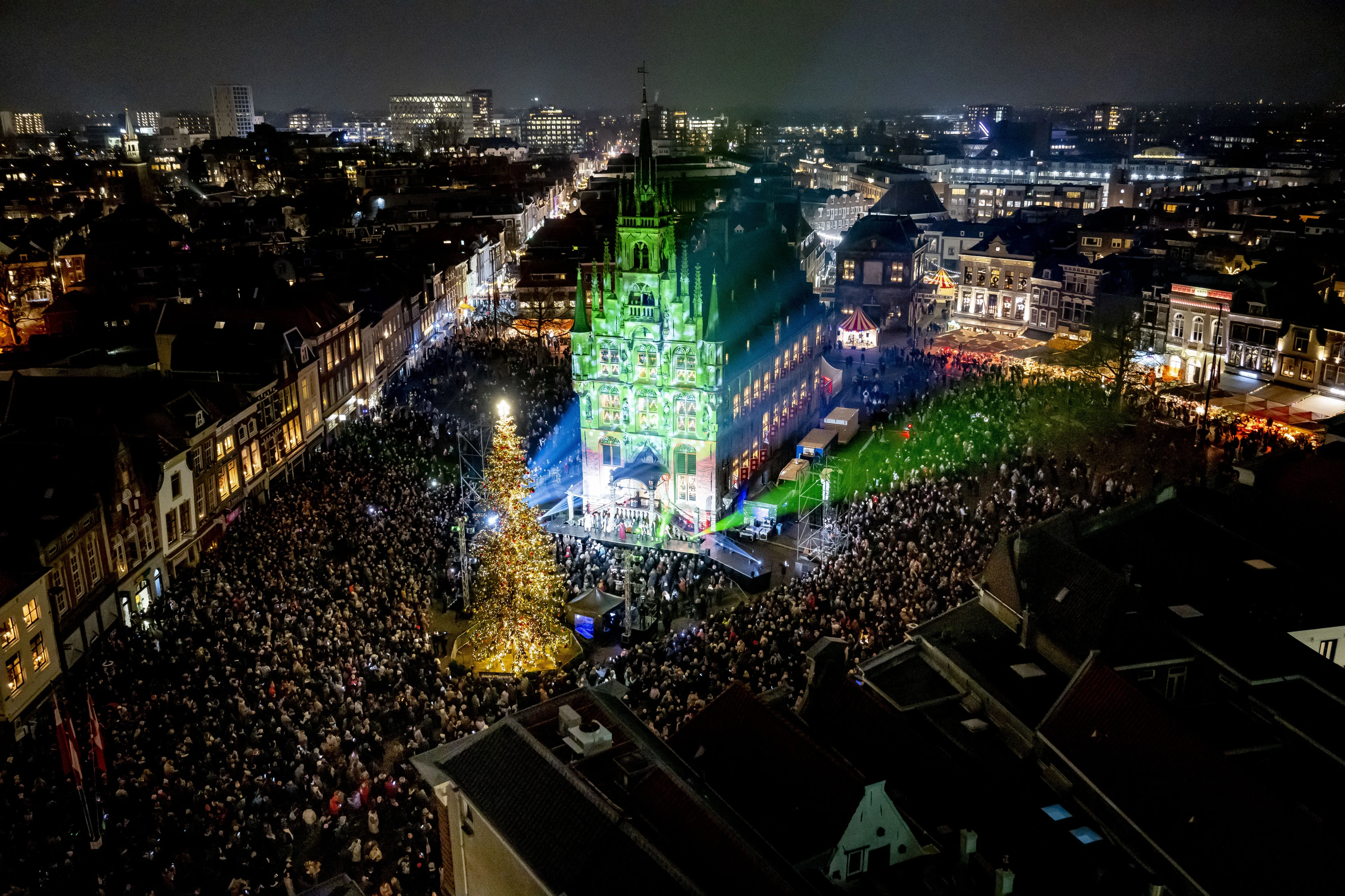 Kaa(r)sstad Gouda volop in de spotlight: duizenden lichtjes aangestoken