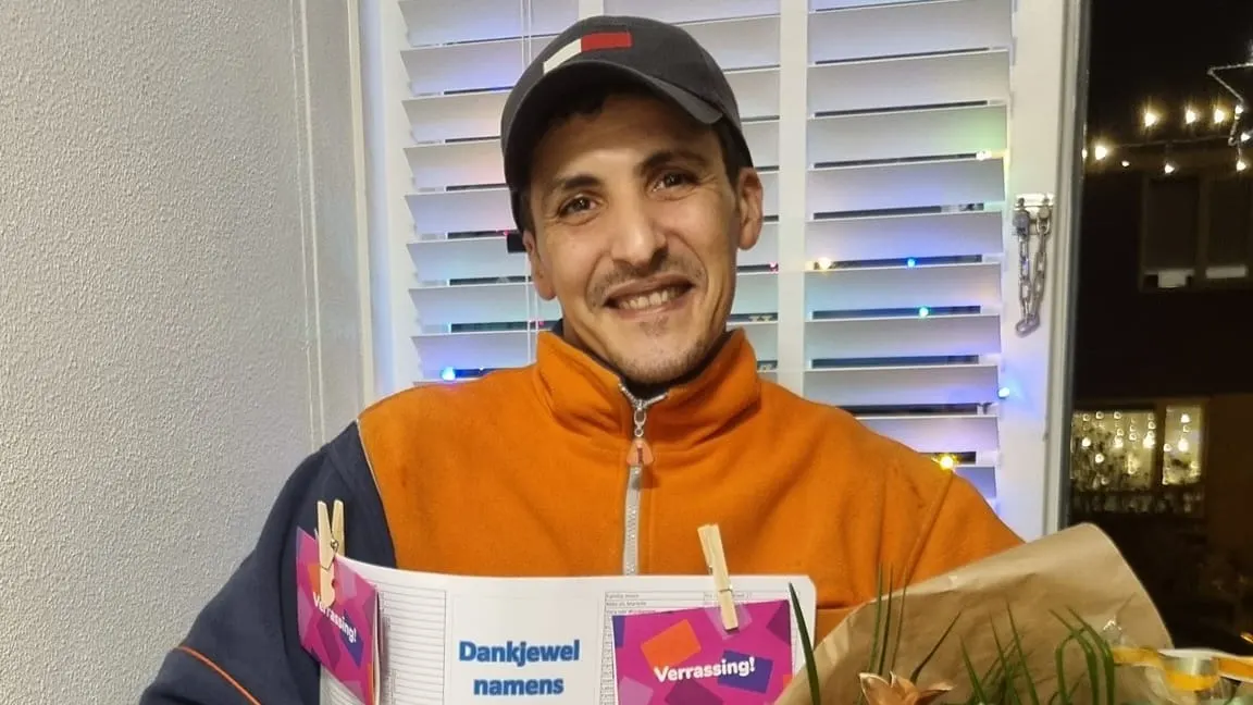 Buurt bezorgt hun geliefde pakketbezorger een onvergetelijke kerst: 'Ik vind dit zo lief'