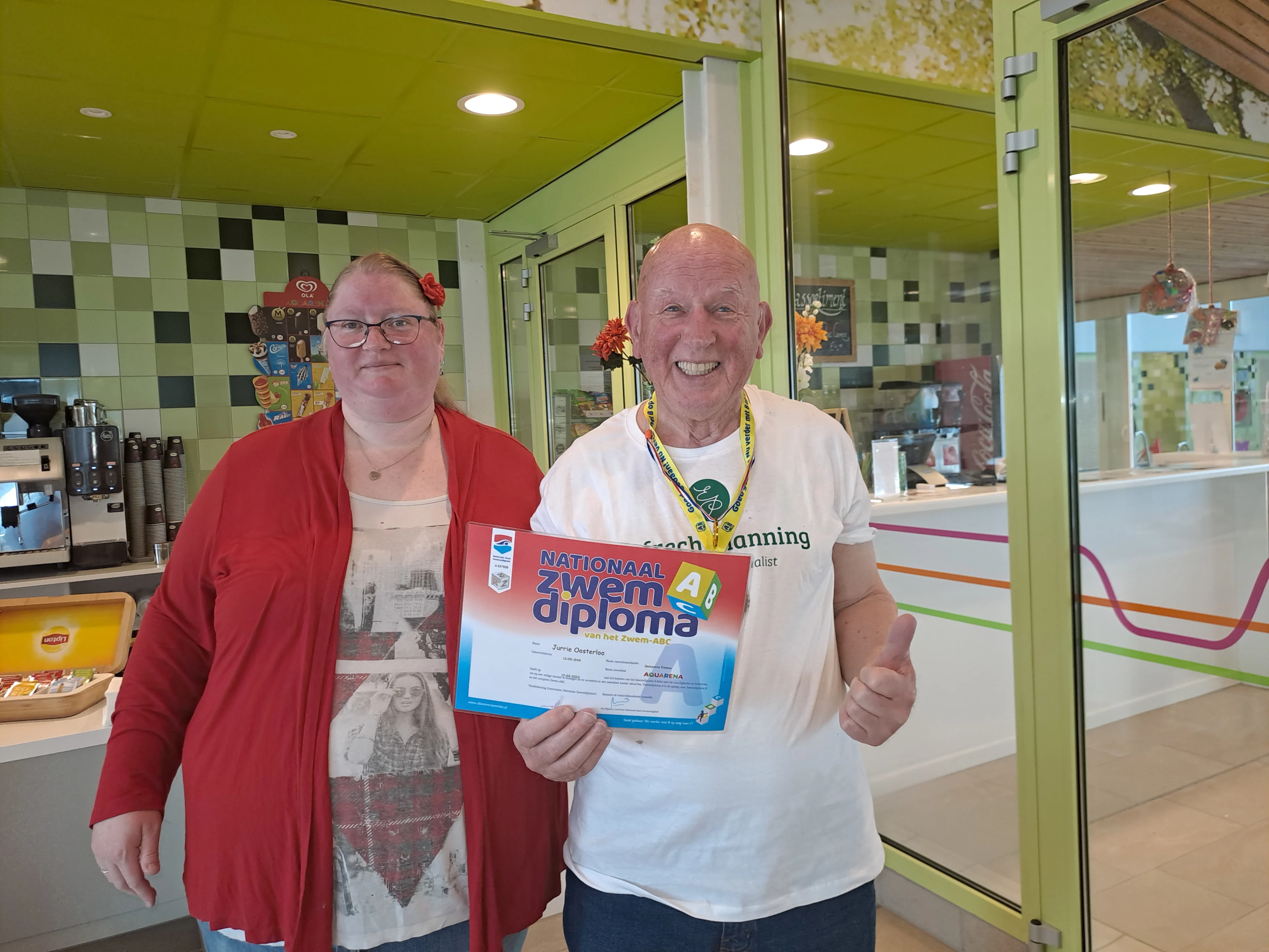 Prim-A! Jurrie (78) heeft zijn zwemdiploma gehaald en kan nu veilig plonzen