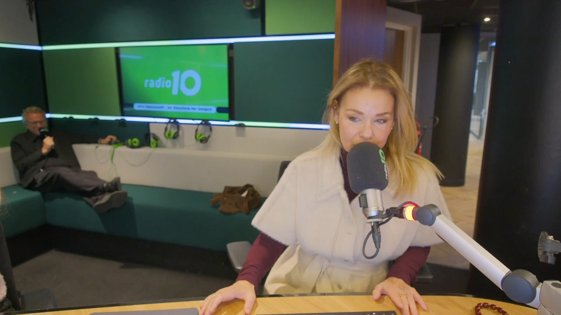 Hond wekt eigenaar en redt hem uit huis vol rook