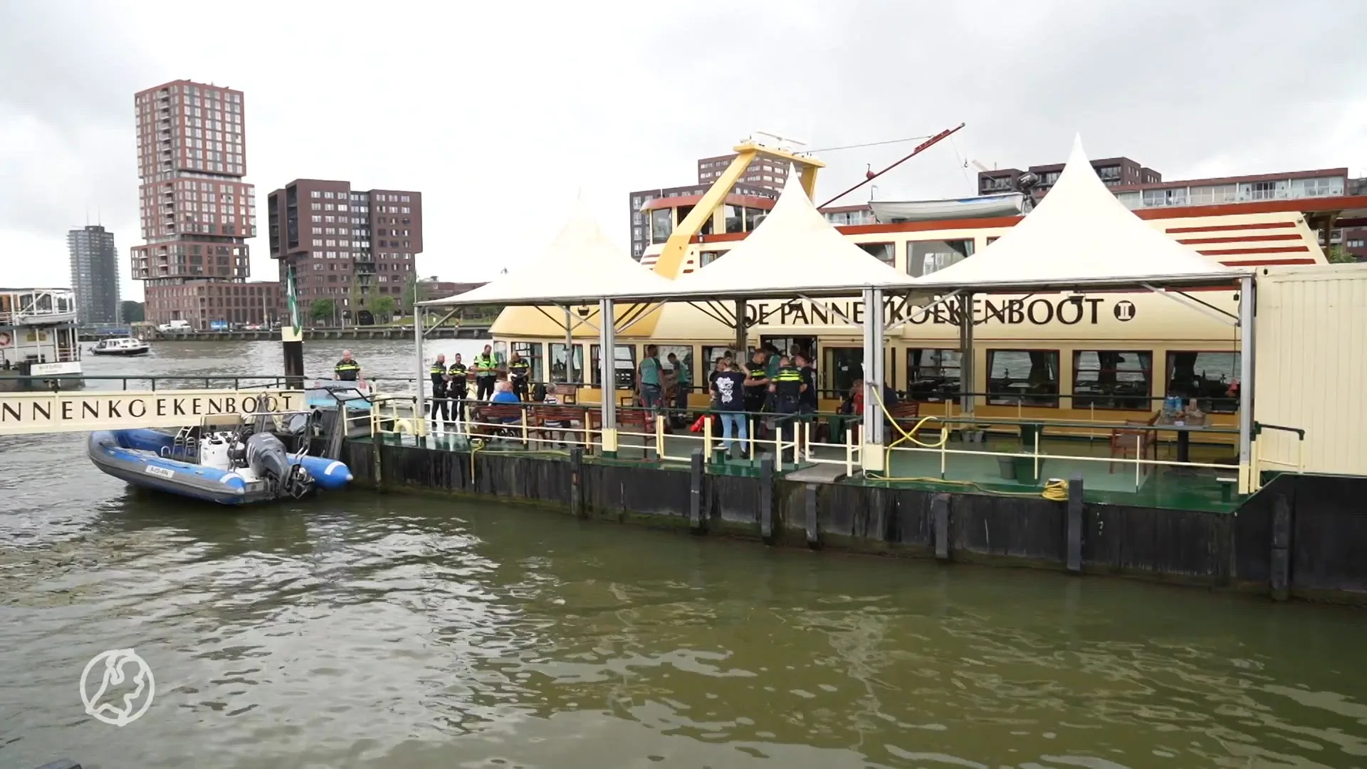 Pannenkoekenboot botst tegen kade in Rotterdam, meerdere gewonden