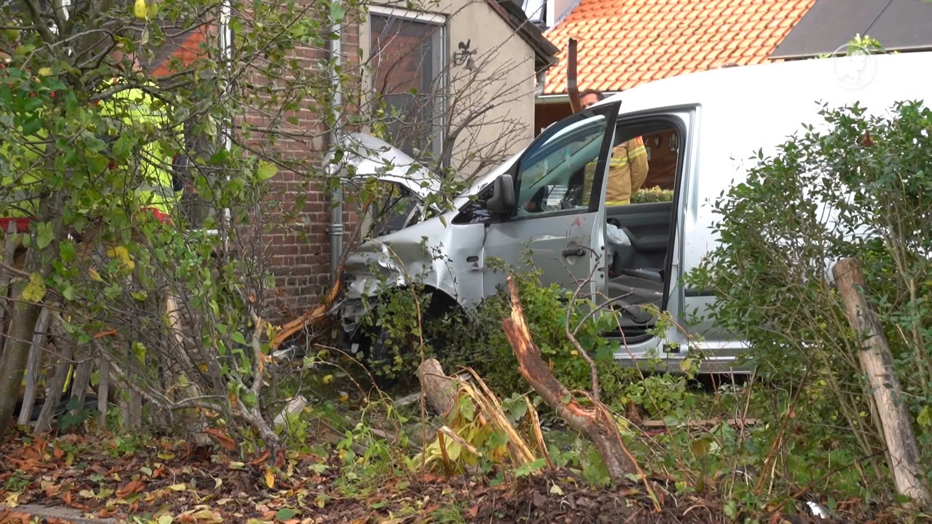 Beschonken bestuurder knalt met voertuig tegen woning Eerbeek aan