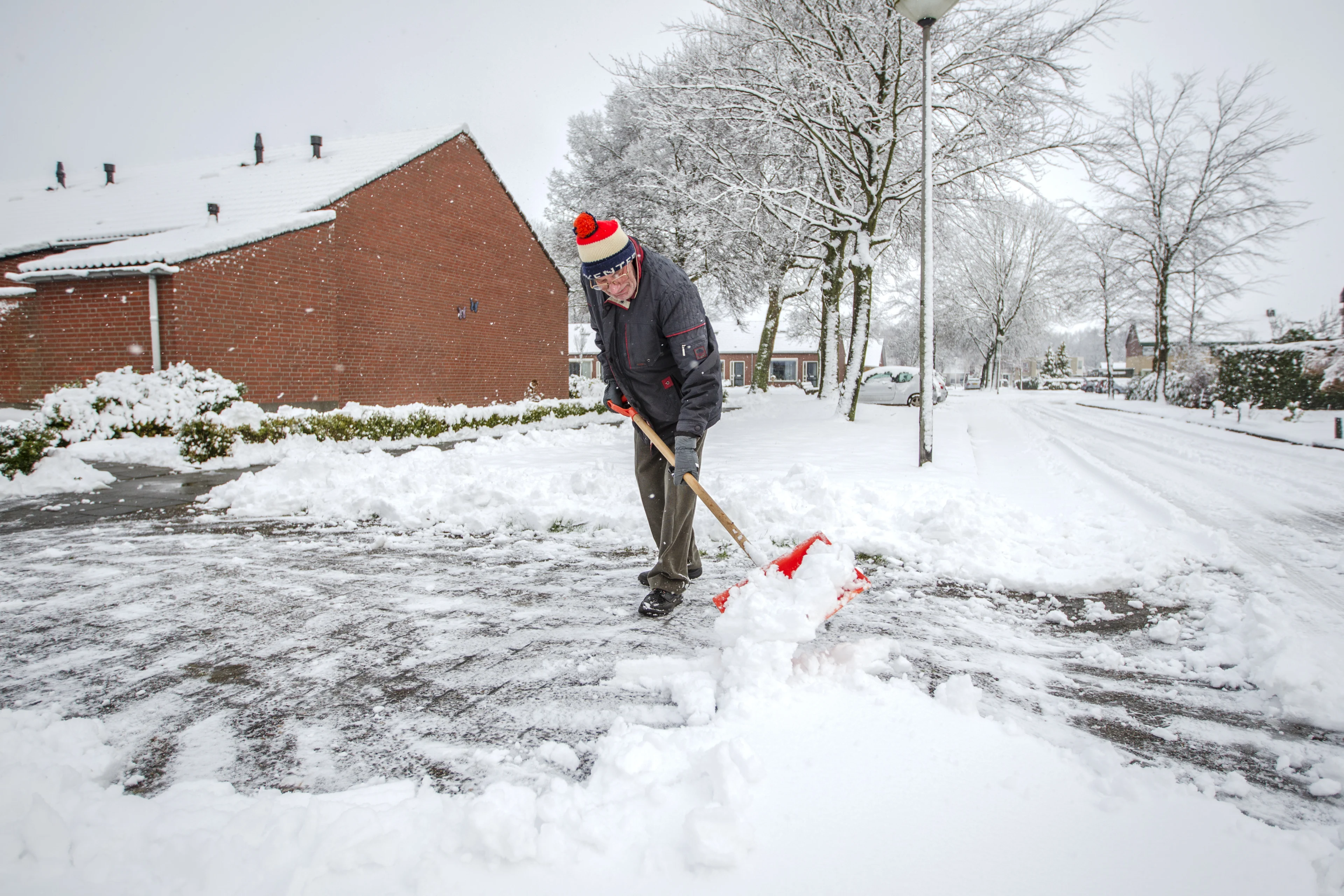 Koning Winter is in het land: verkoop van strooizout en sneeuwscheppen gaat los