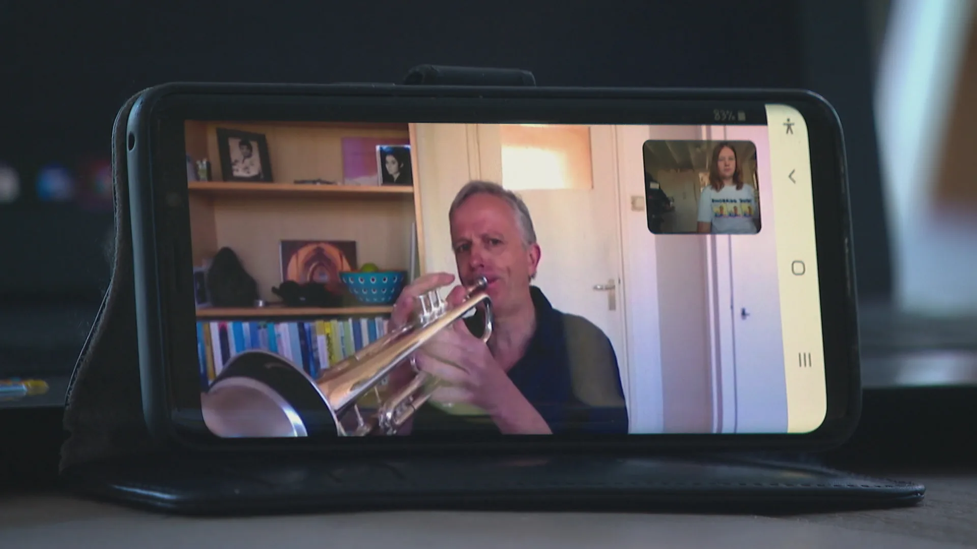 Trompettist Jessie via webcam klaargestoomd voor dodenherdenking