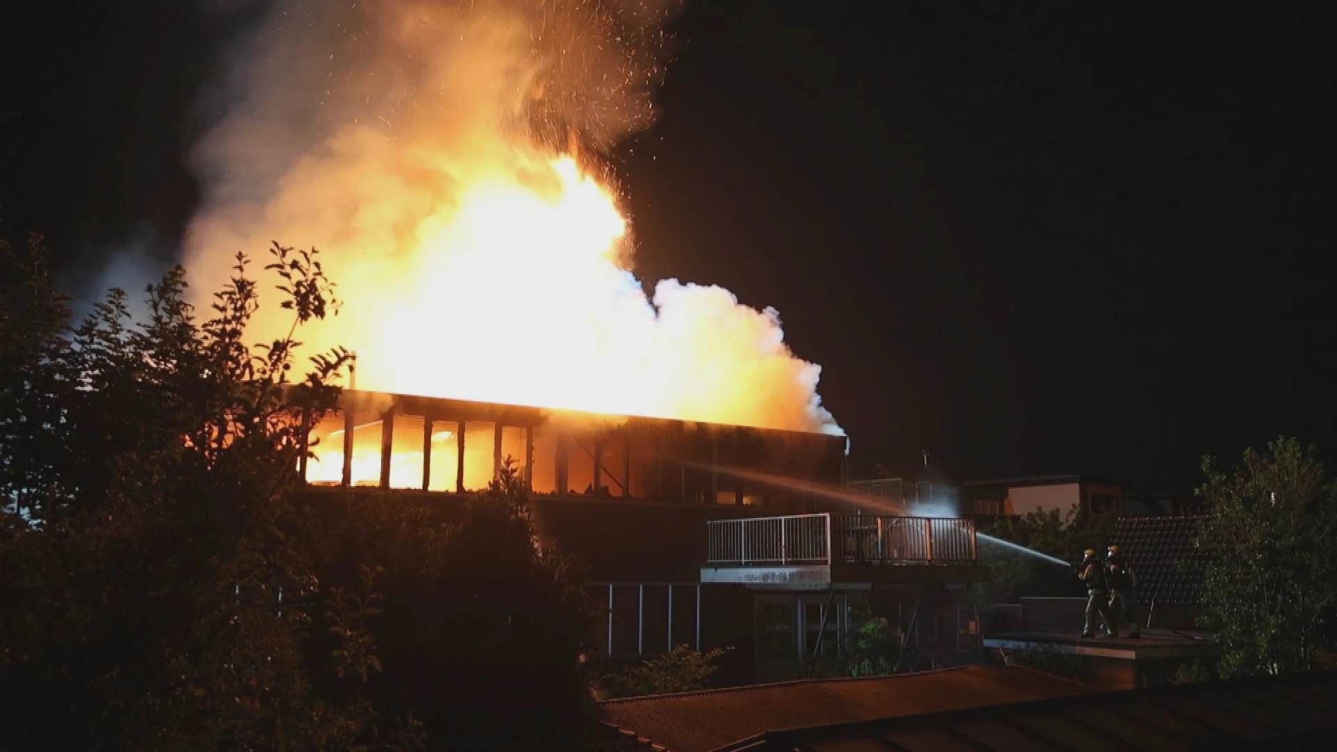 Grote uitslaande brand verwoest loods en woning in Rijsenhout