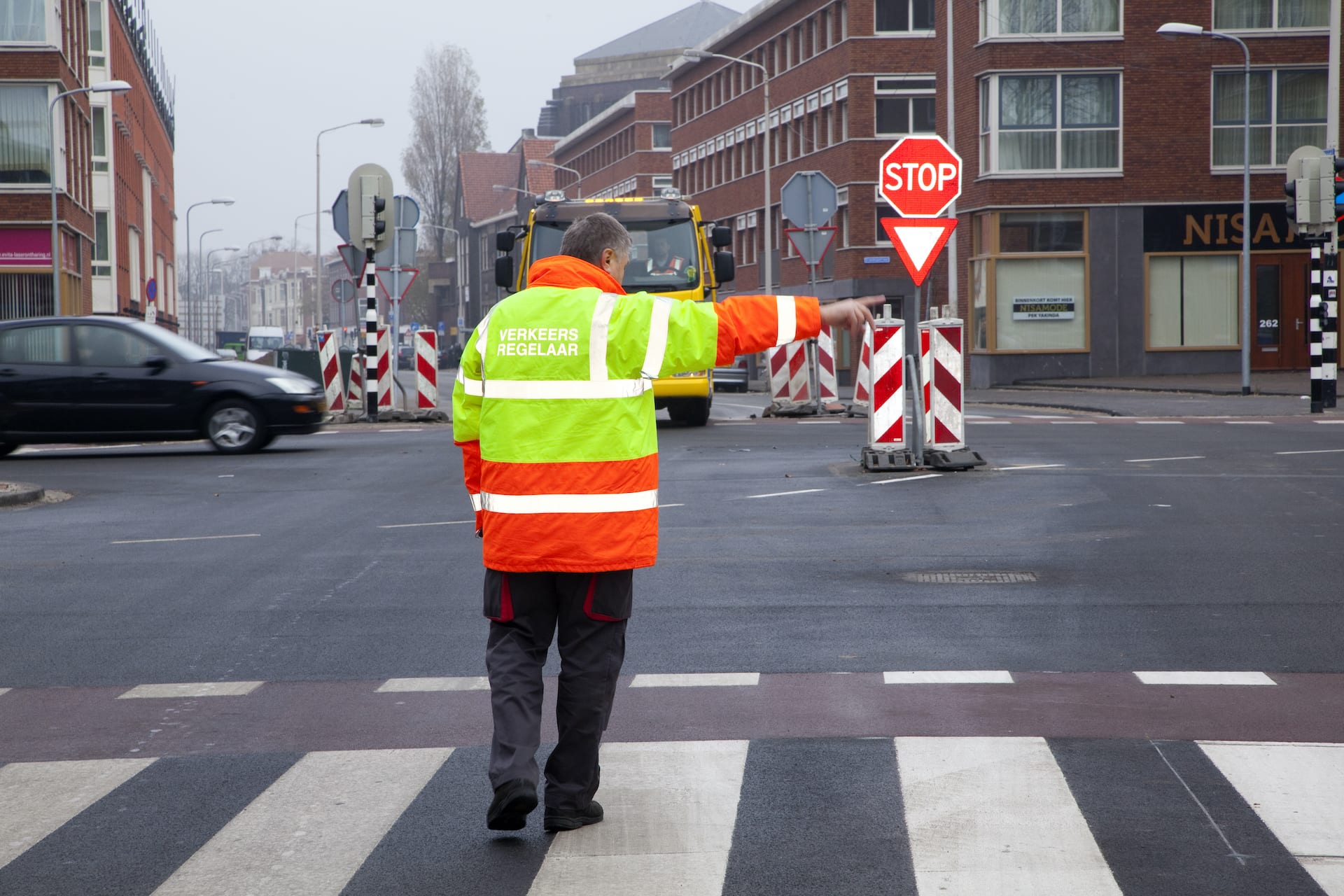 Verkeersregelaar bekogeld met stenen in Den Haag, politie zoekt getuigen