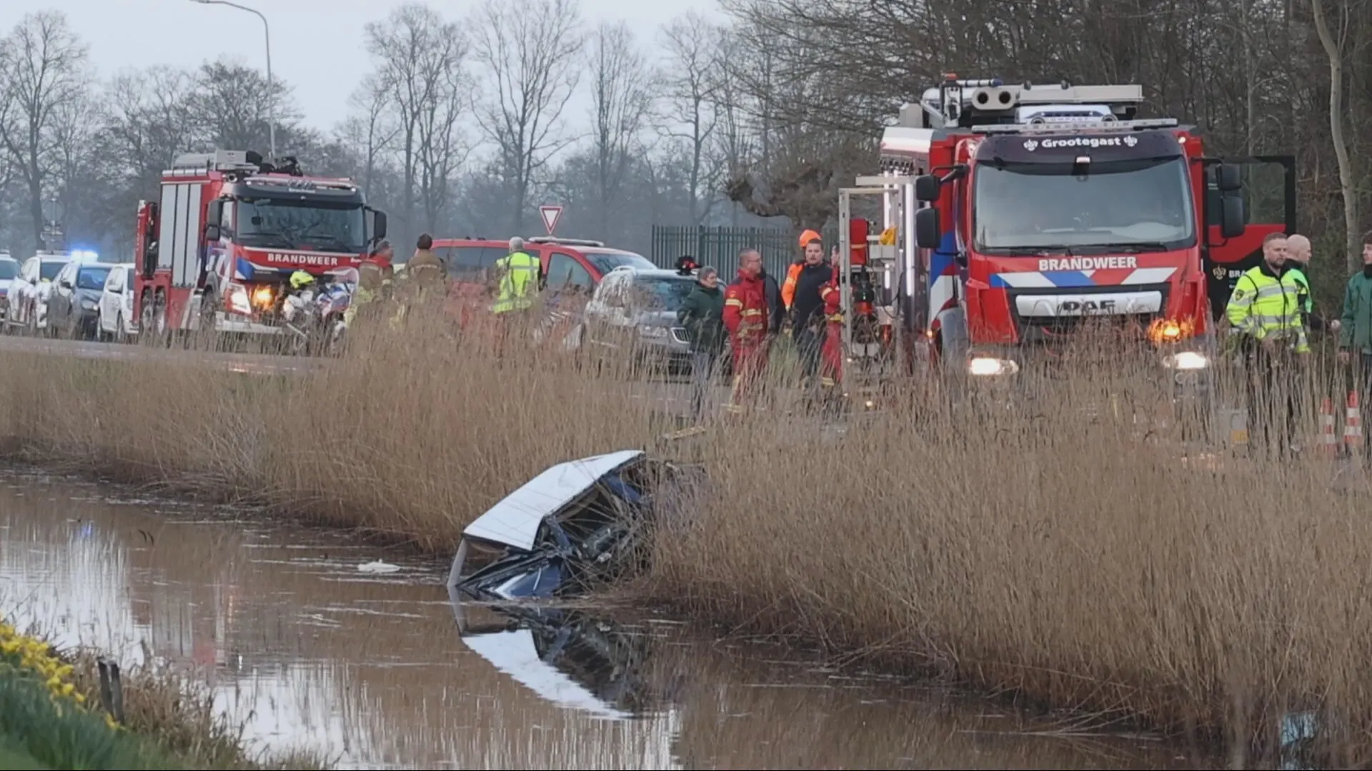Heftig ongeluk Doezum: auto belandt in water, slachtoffers naar ziekenhuis