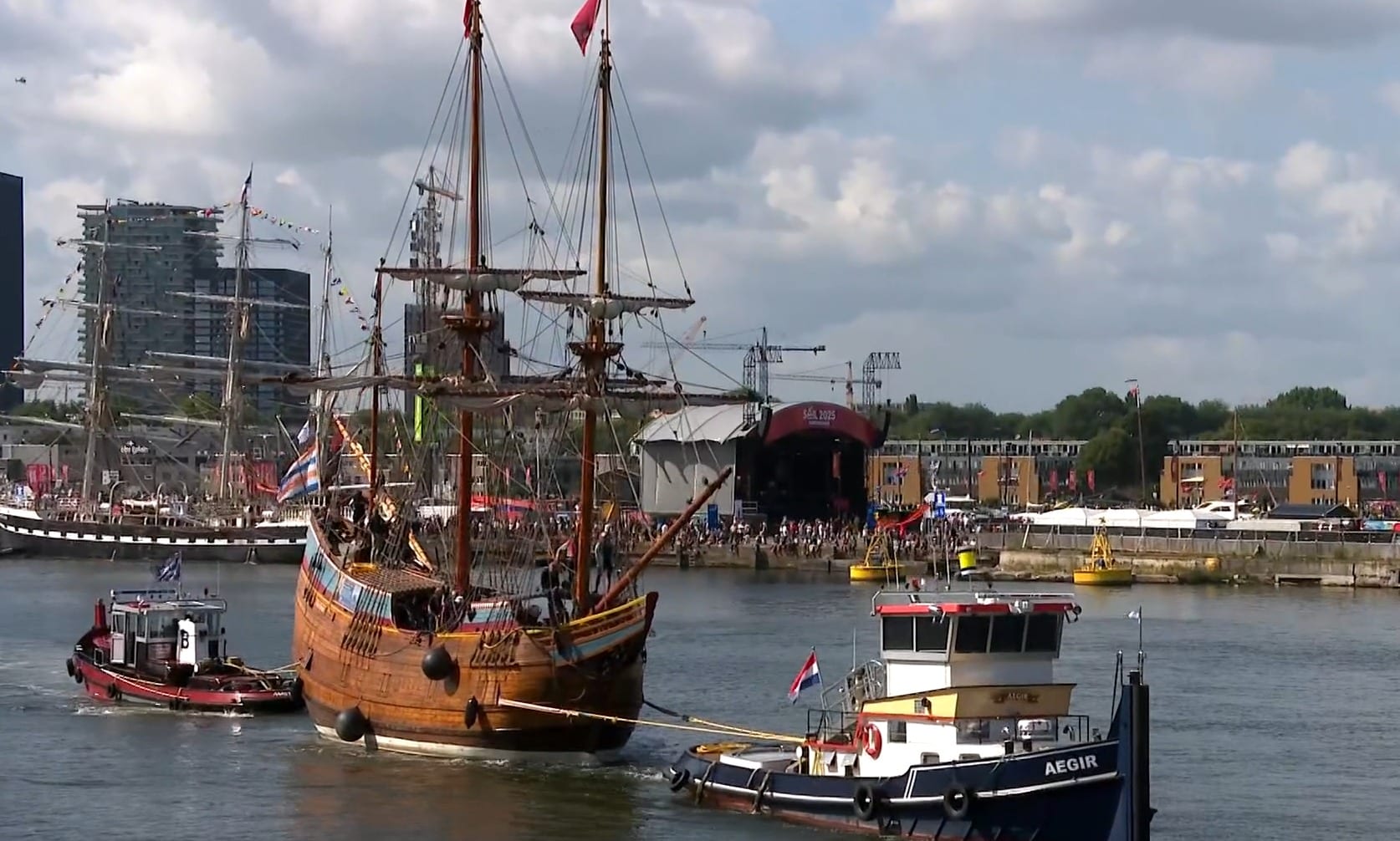 Replica van schip Willem Barentsz vaart na 429 jaar alsnog Amsterdam binnen