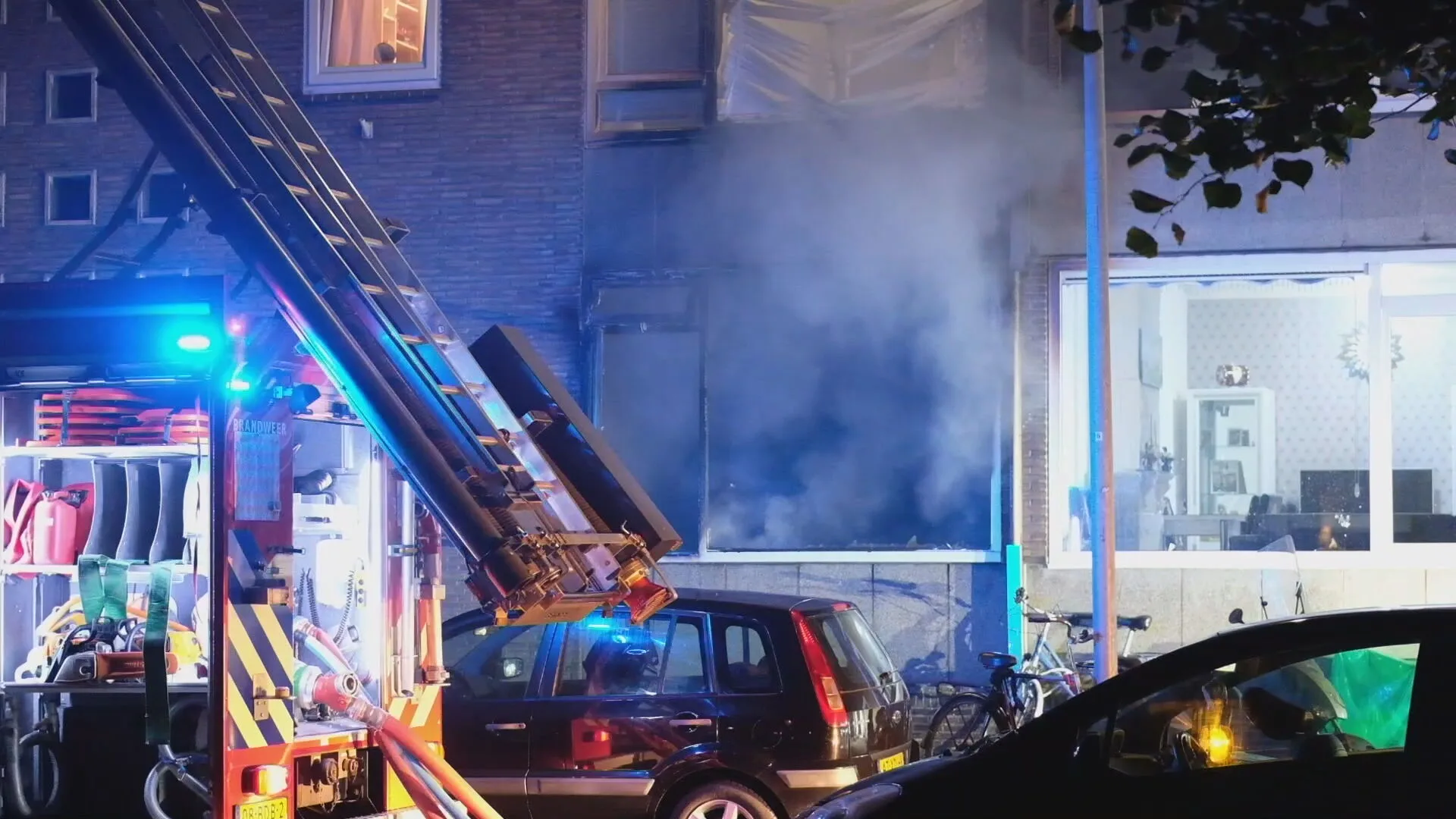 Brandweer redt meerdere bewoners bij grote brand in portiekflat Schiedam, twee katten omgekomen