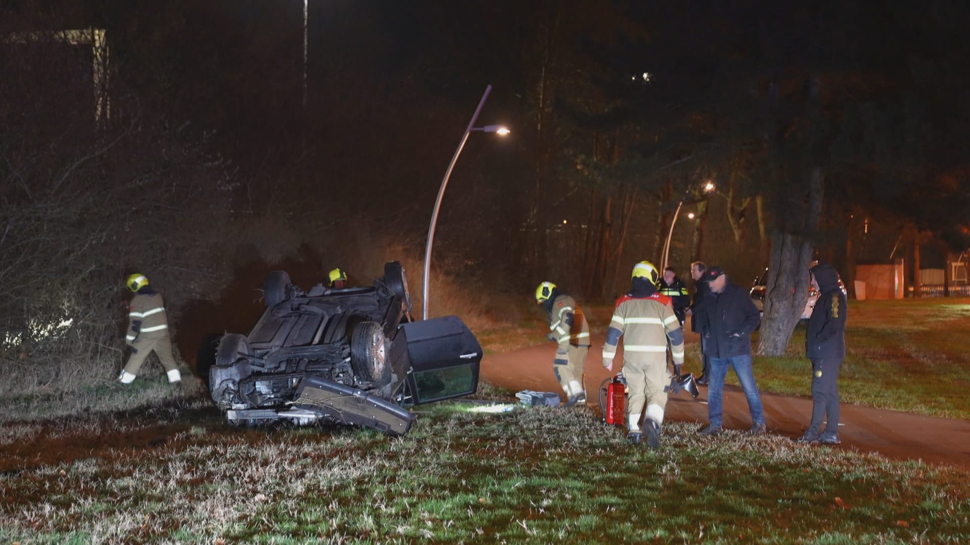 Auto slaat meerdere keren over de kop bij ongeluk bij A59 Drunen