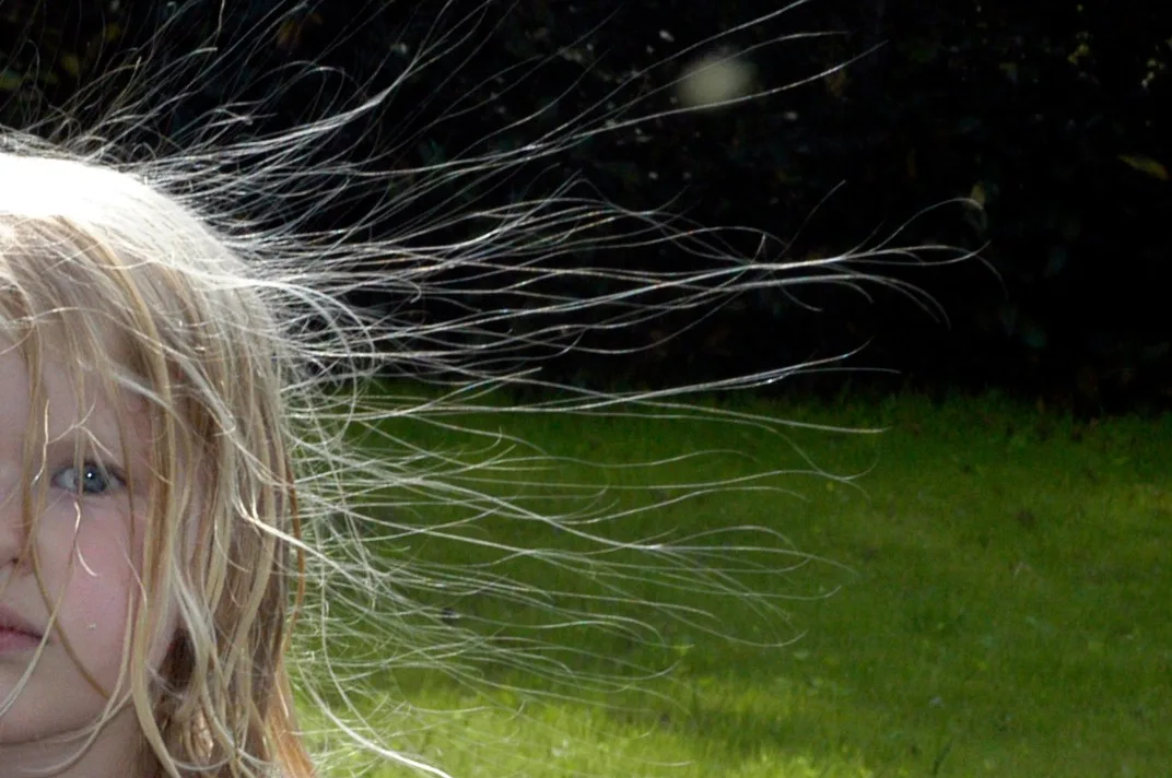 Statisch haar door kou, maar waar komt dat eigenlijk door?