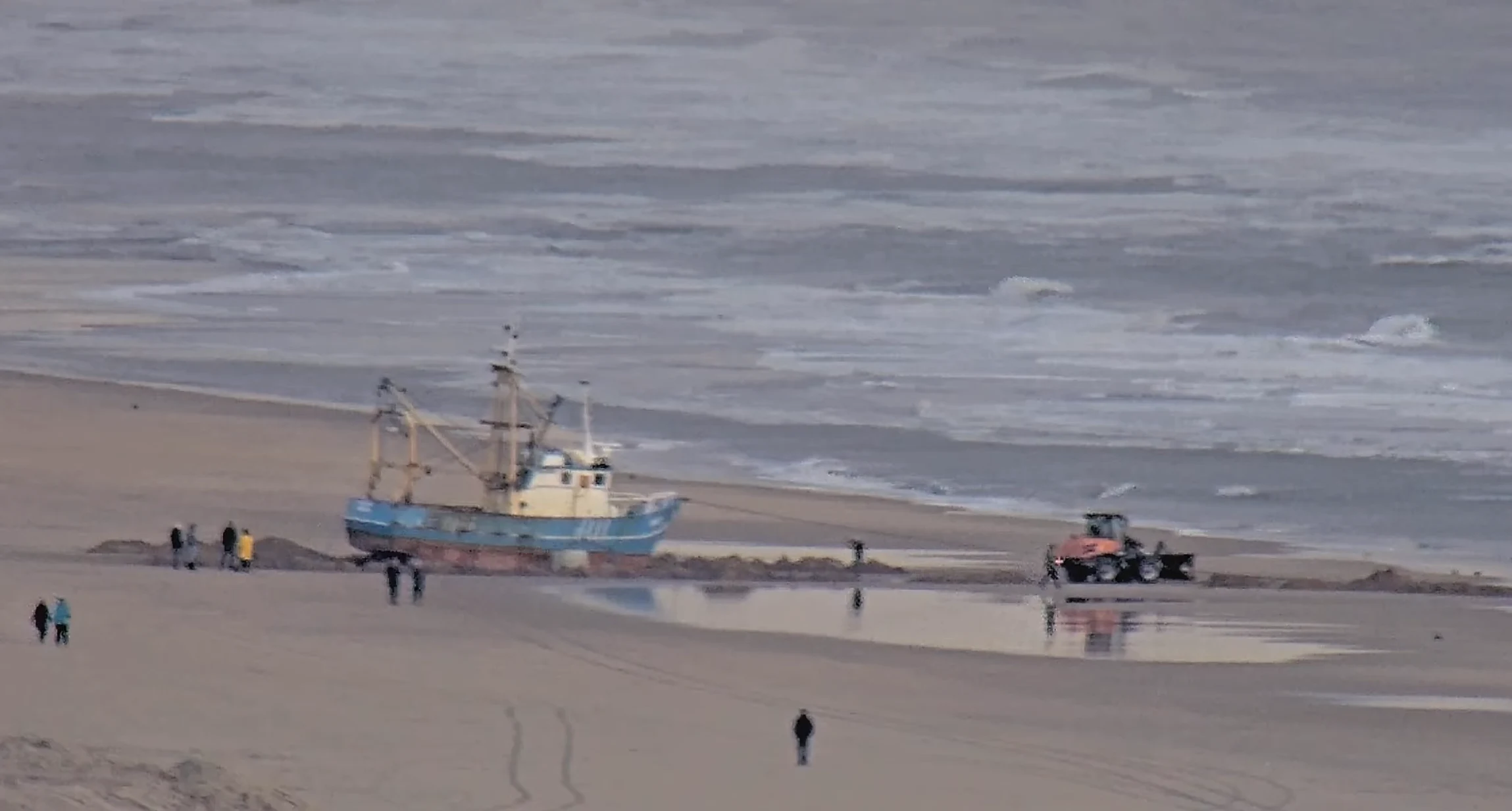 Nieuwe poging om gestrande kotter te redden én jij kan live meekijken