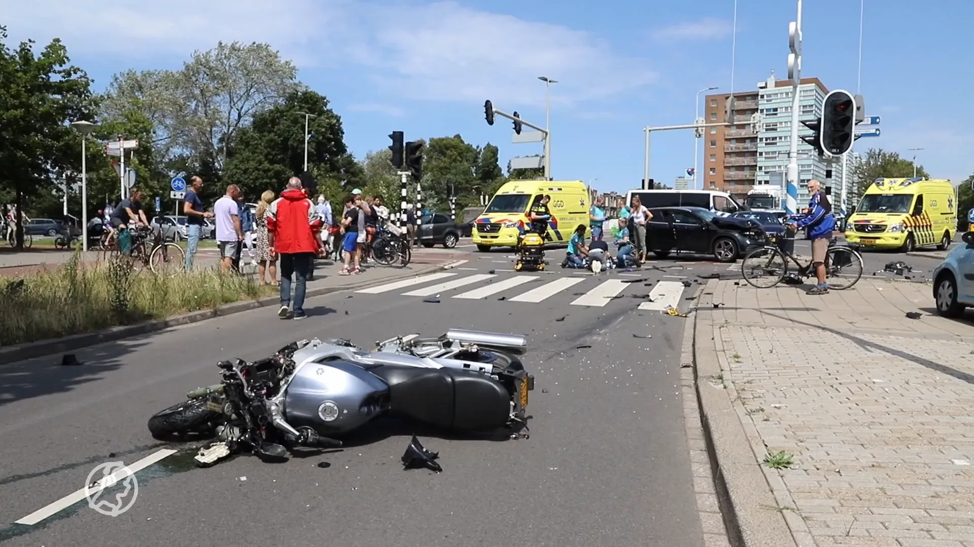 Ravage op kruising Den Haag: motorrijder zwaargewond na ongeval met auto