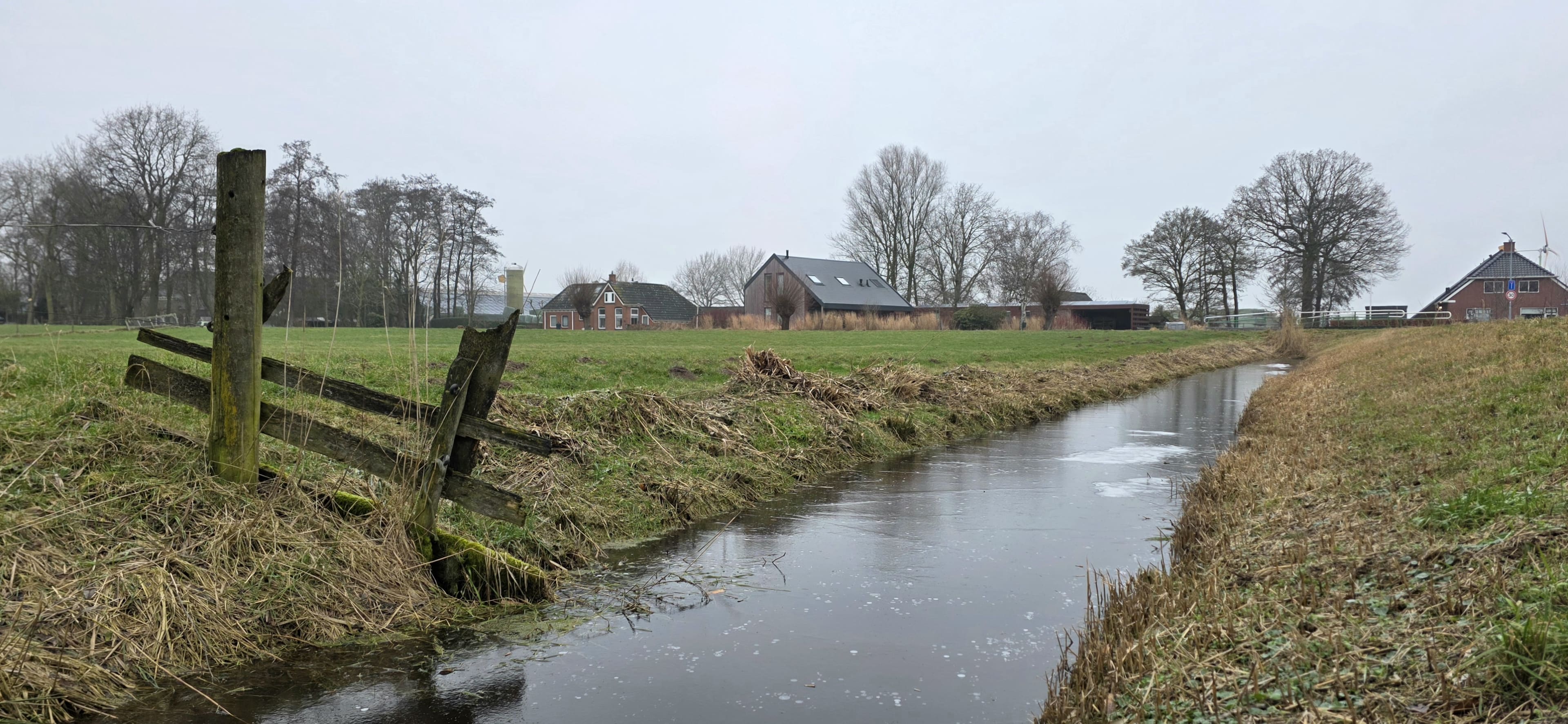 Grijs en grauw begin van de week, in noordoosten kans op sneeuw en gladheid