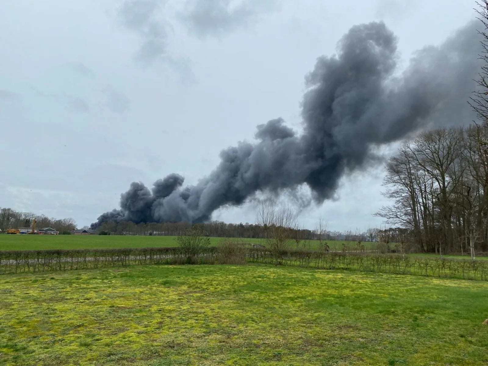 Door brand 'verloren' schuur in Bentelo zat vol met kippen, duizenden dieren dood