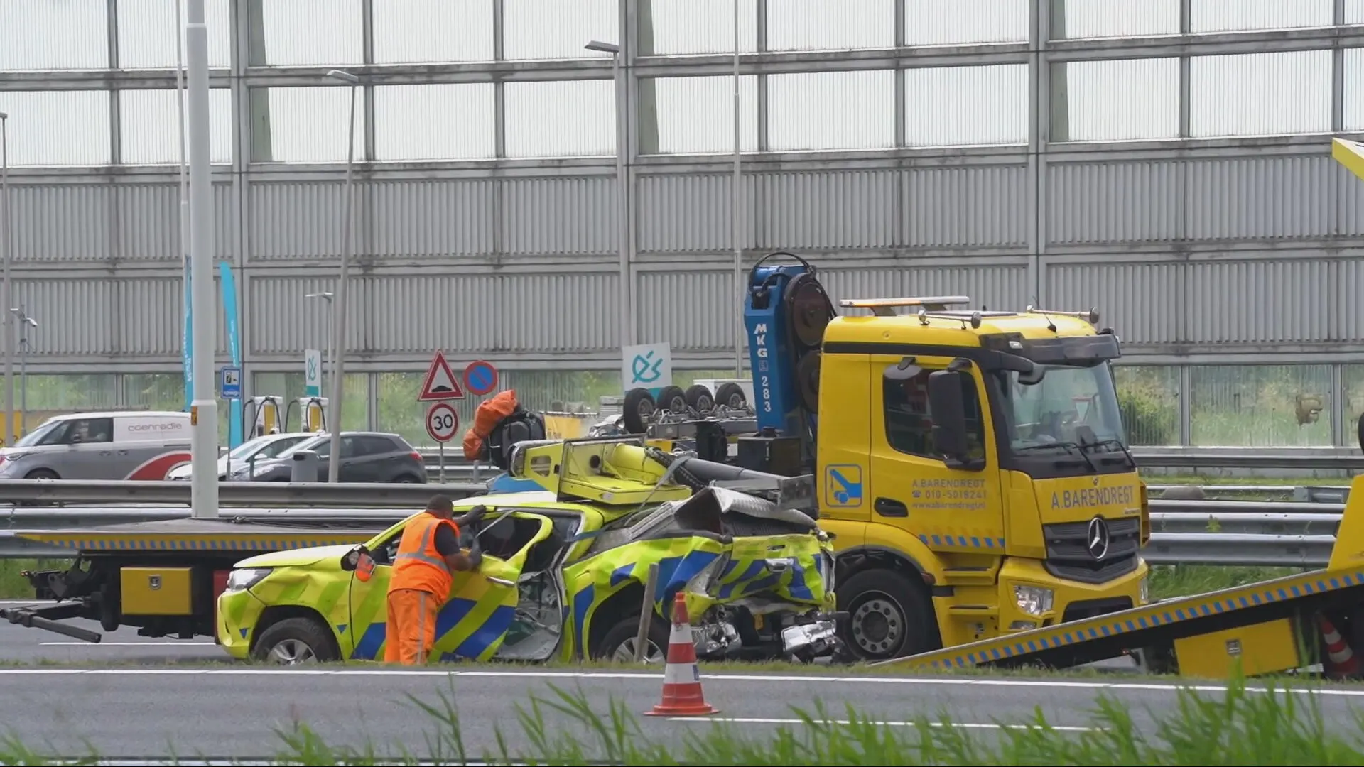 Vrachtwagen 'negeert' rood kruis en ramt auto Rijkswaterstaat op A15