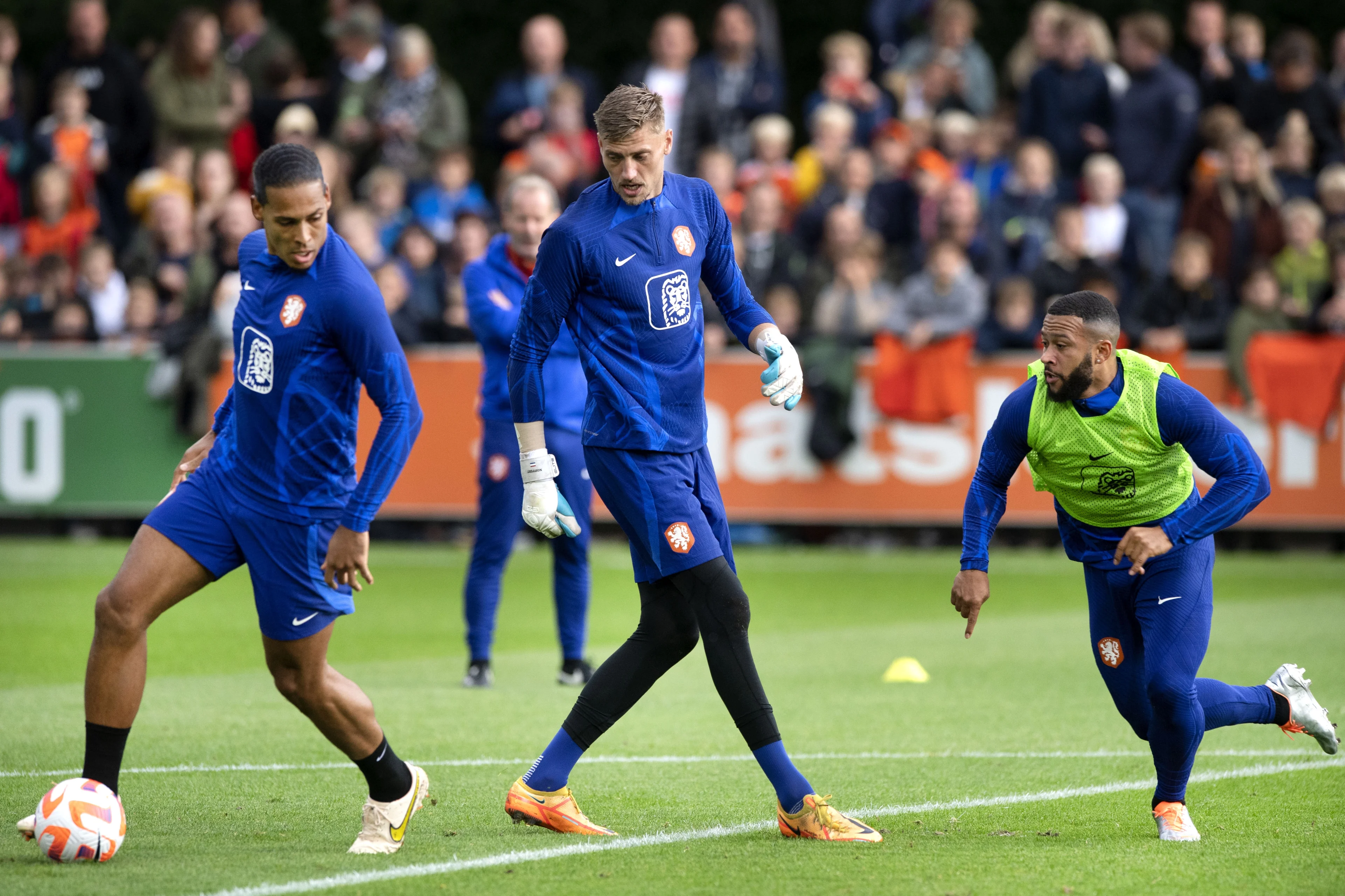 Oranje ontmoet arbeidsmigranten op trainingsveld in Qatar: 'We kijken verder dan voetbal'