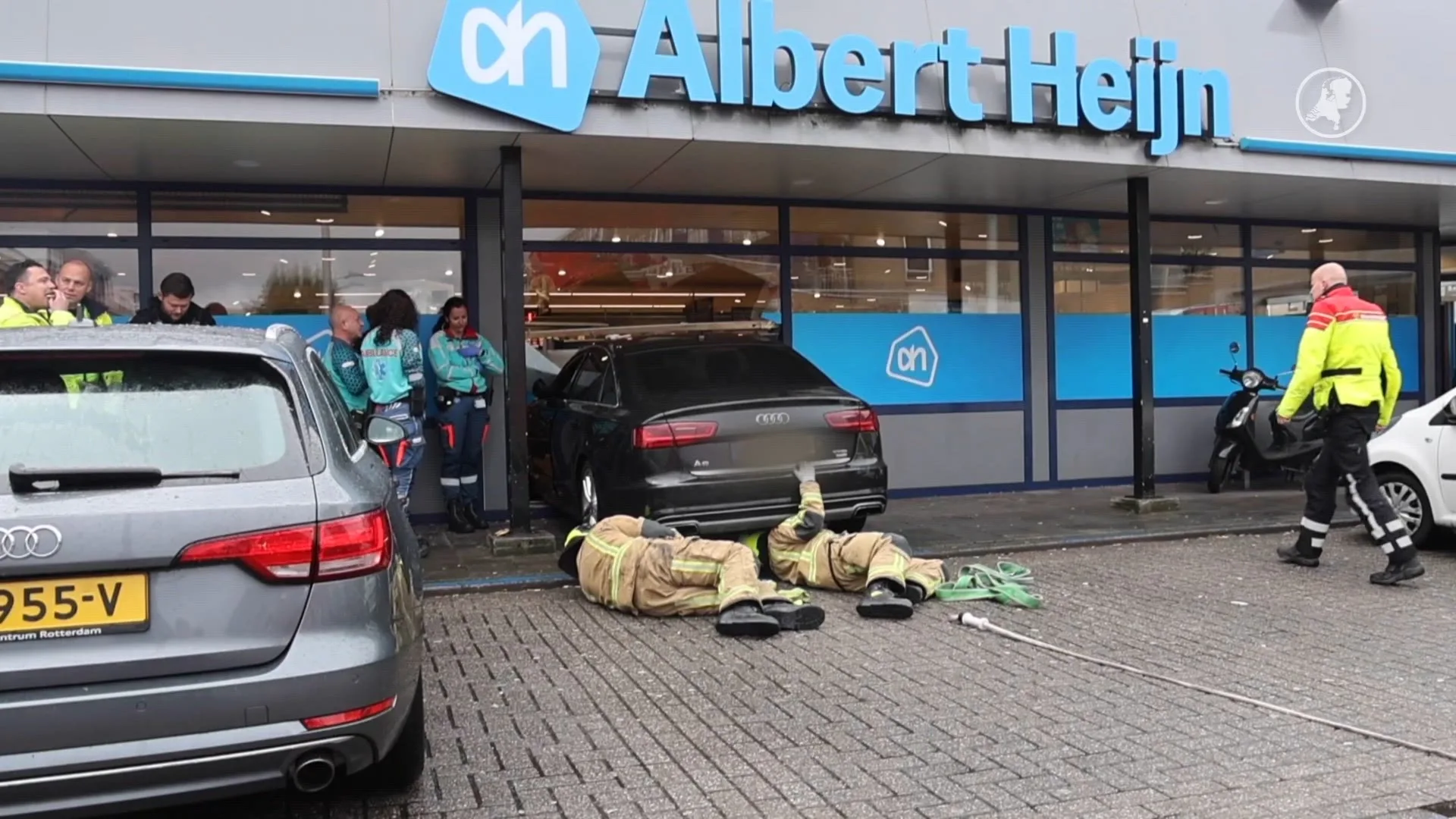 Vrouw rijdt met auto supermarkt in Wateringen binnen