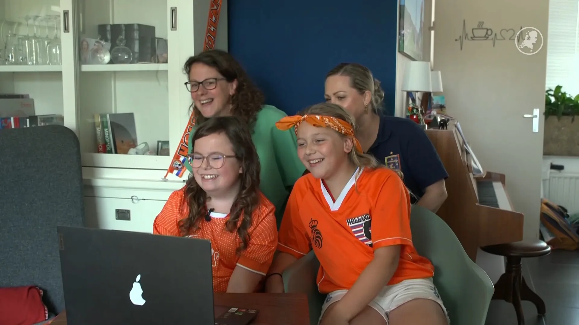 Zieke Emma (14) beleeft EK alsof ze erbij is, dankzij robot in stadion