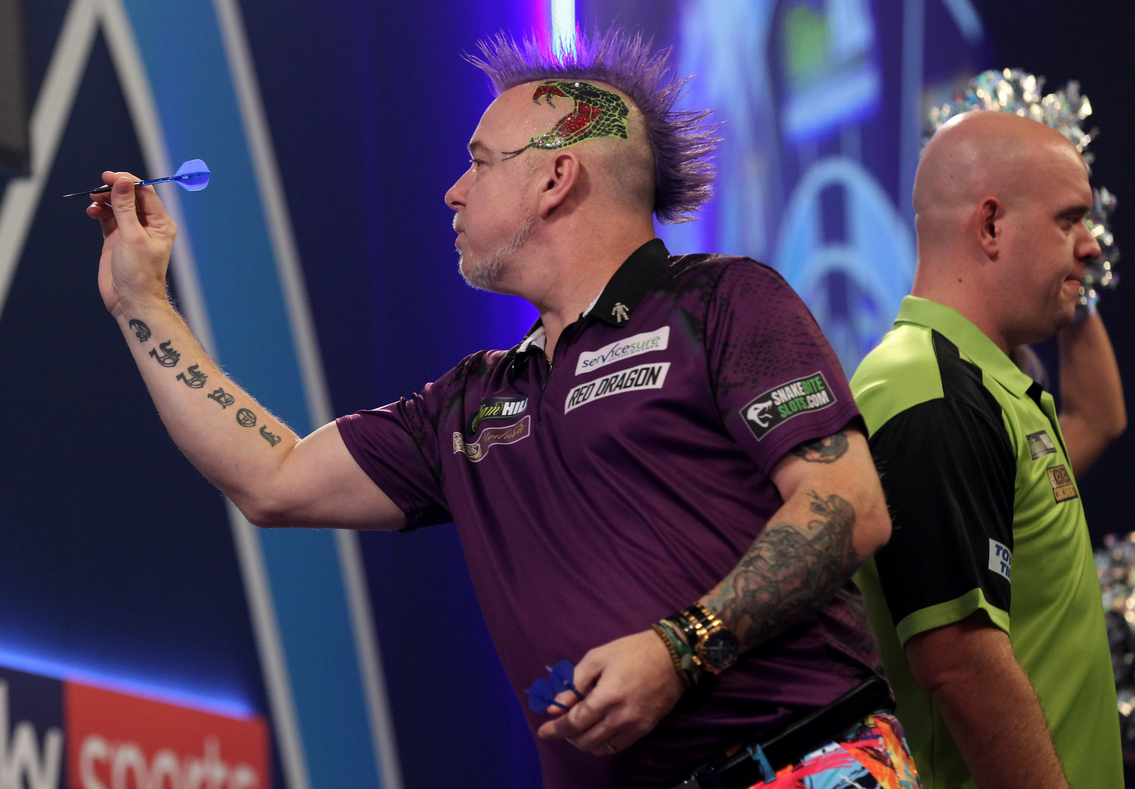 Van Gerwen staat wereldtitel darts af aan 'Snakebite' Peter Wright
