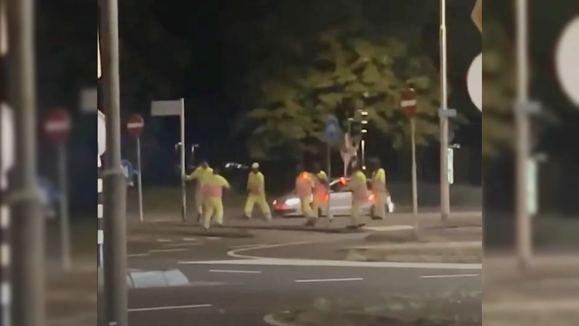 Verkeersregelaars gaan met elkaar in gevecht bij stadion Galgenwaard