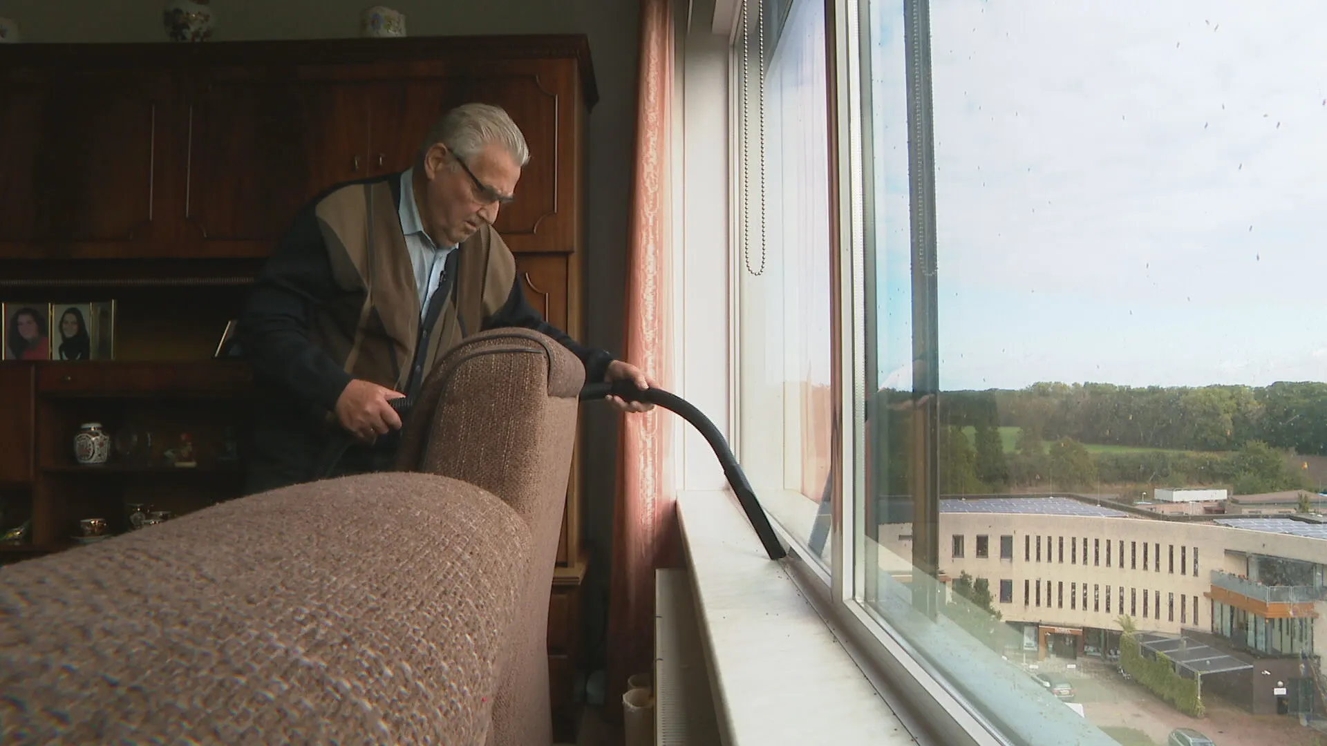 Flatbewoners Hulst worden gek van insectenplaag: overal kleine vliegjes in huis en op het balkon