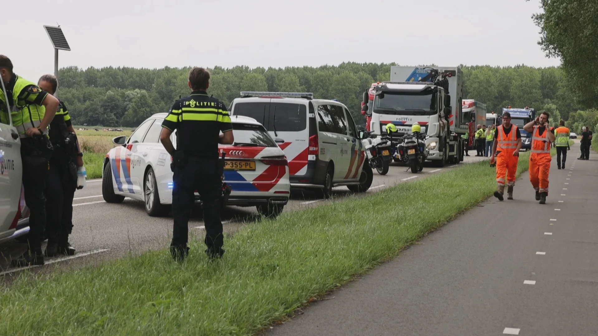 Motorrijder (64) overleden na botsing met vrachtwagen in Oud-Alblas