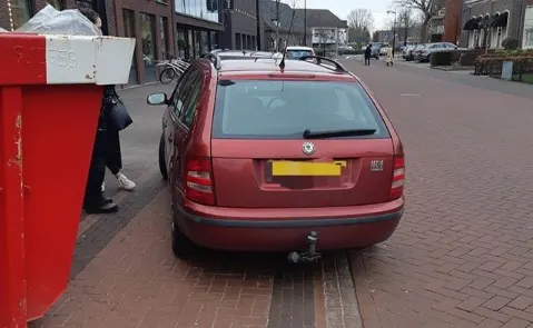 Moeder laat baby en kind achter in auto tijdens winkeldiefstal in Nistelrode