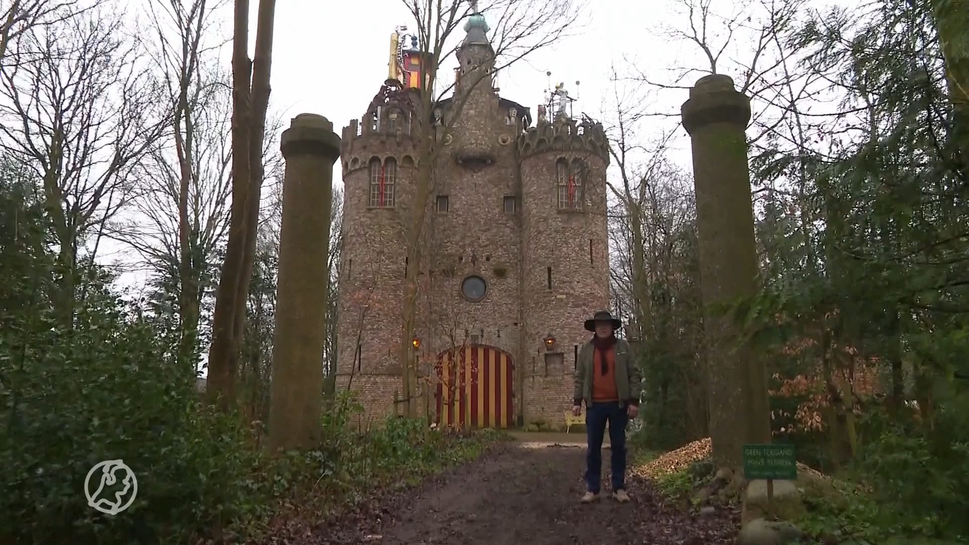 Wow: Gerry (76) bouwt metershoog kasteel in zijn achtertuin (zelfs met draak)