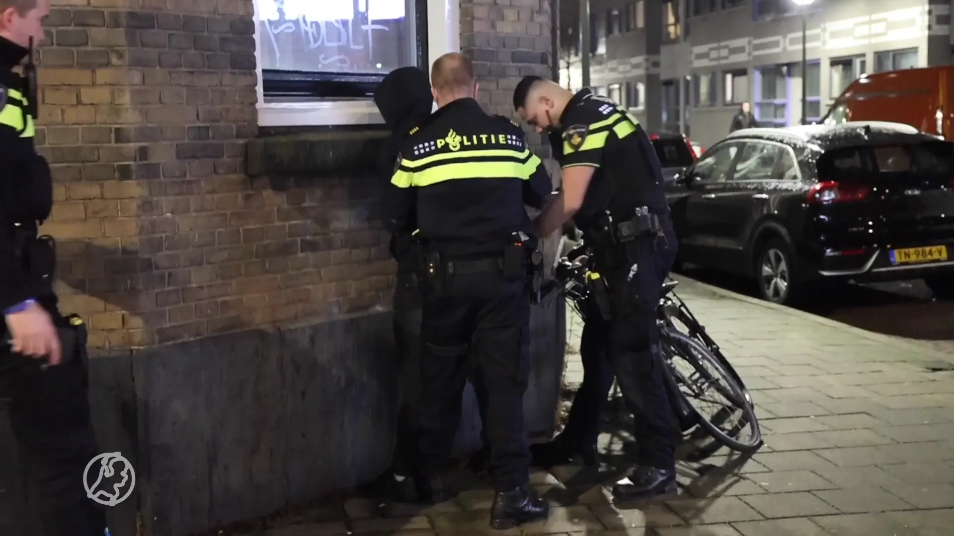 Jonge gewapende overvaller slaat toe bij avondwinkel, verdachte opgepakt