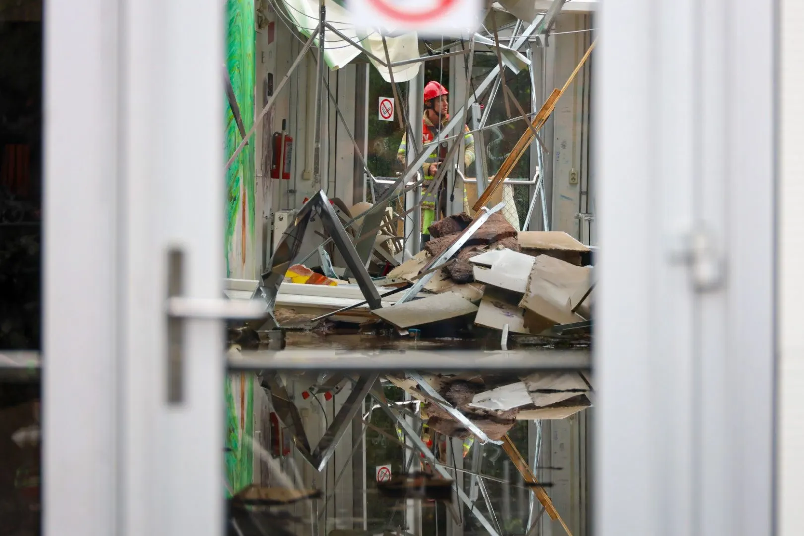 Dak van azc in Almere ingestort, bewoners veilig geëvacueerd