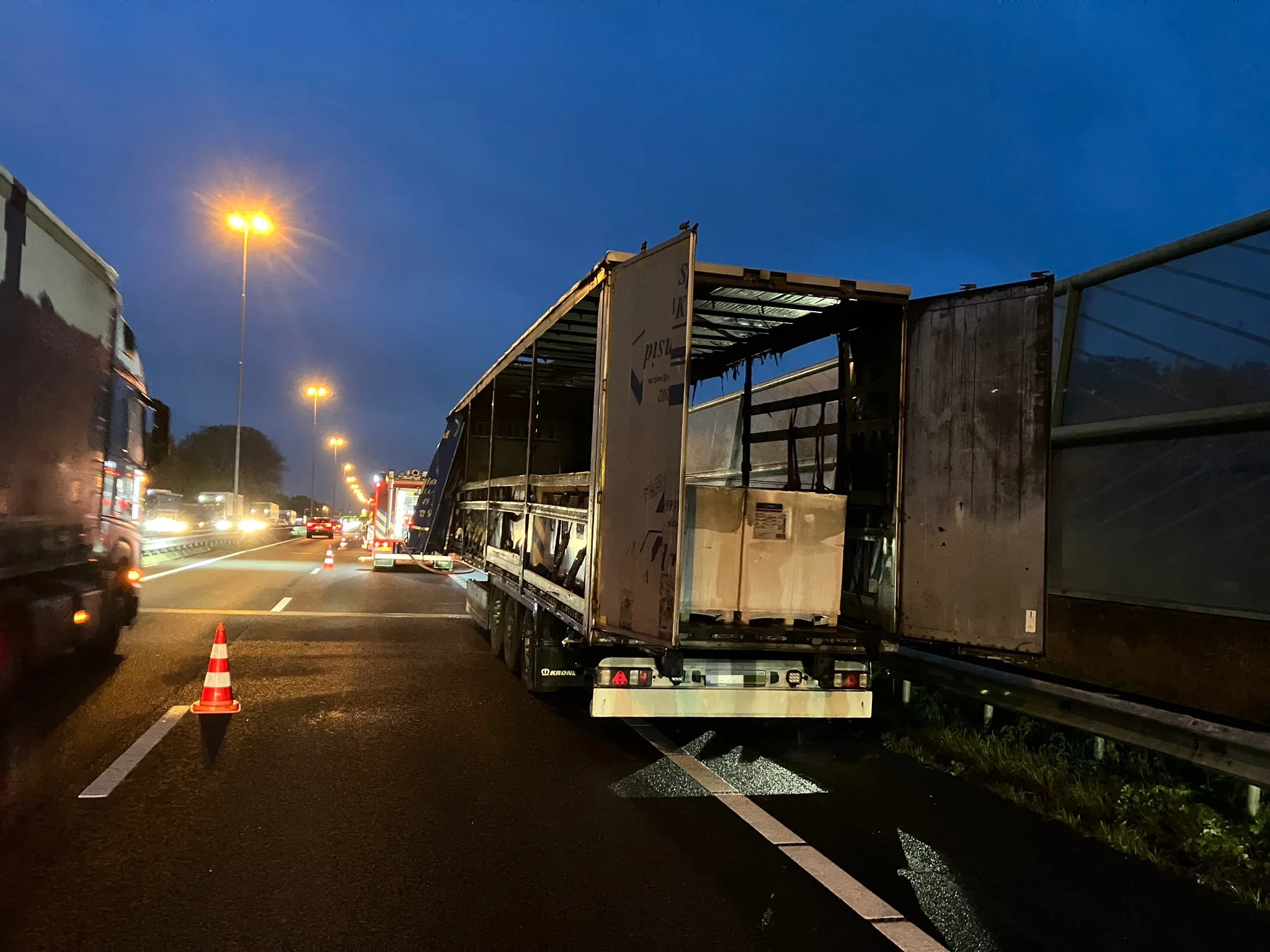 Veel vertraging door brandende vrachtwagen op A27 bij Hank