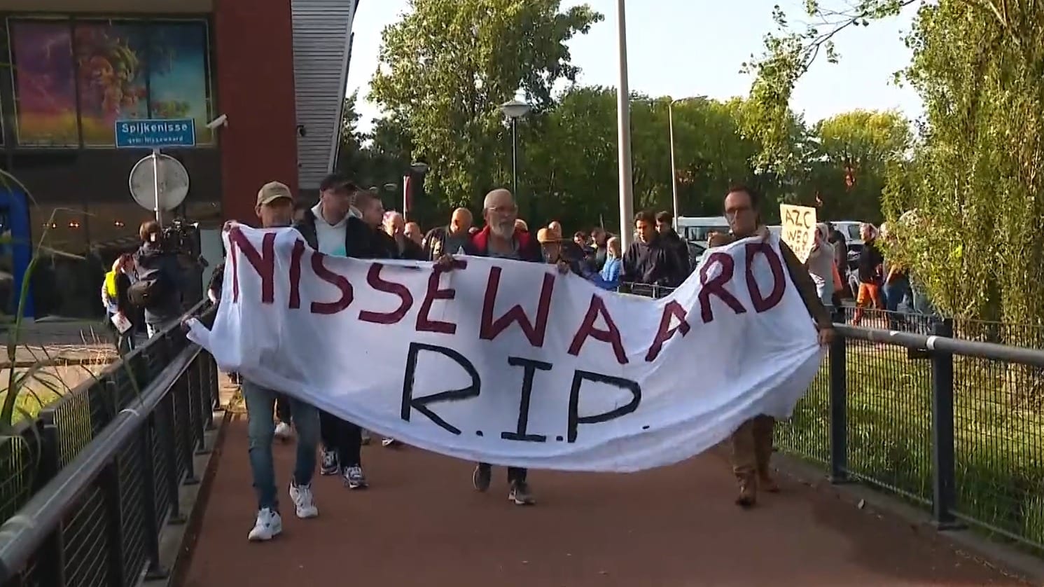Honderden mensen lopen mee in stille tocht tegen 'opvangdorp' Spijkenisse