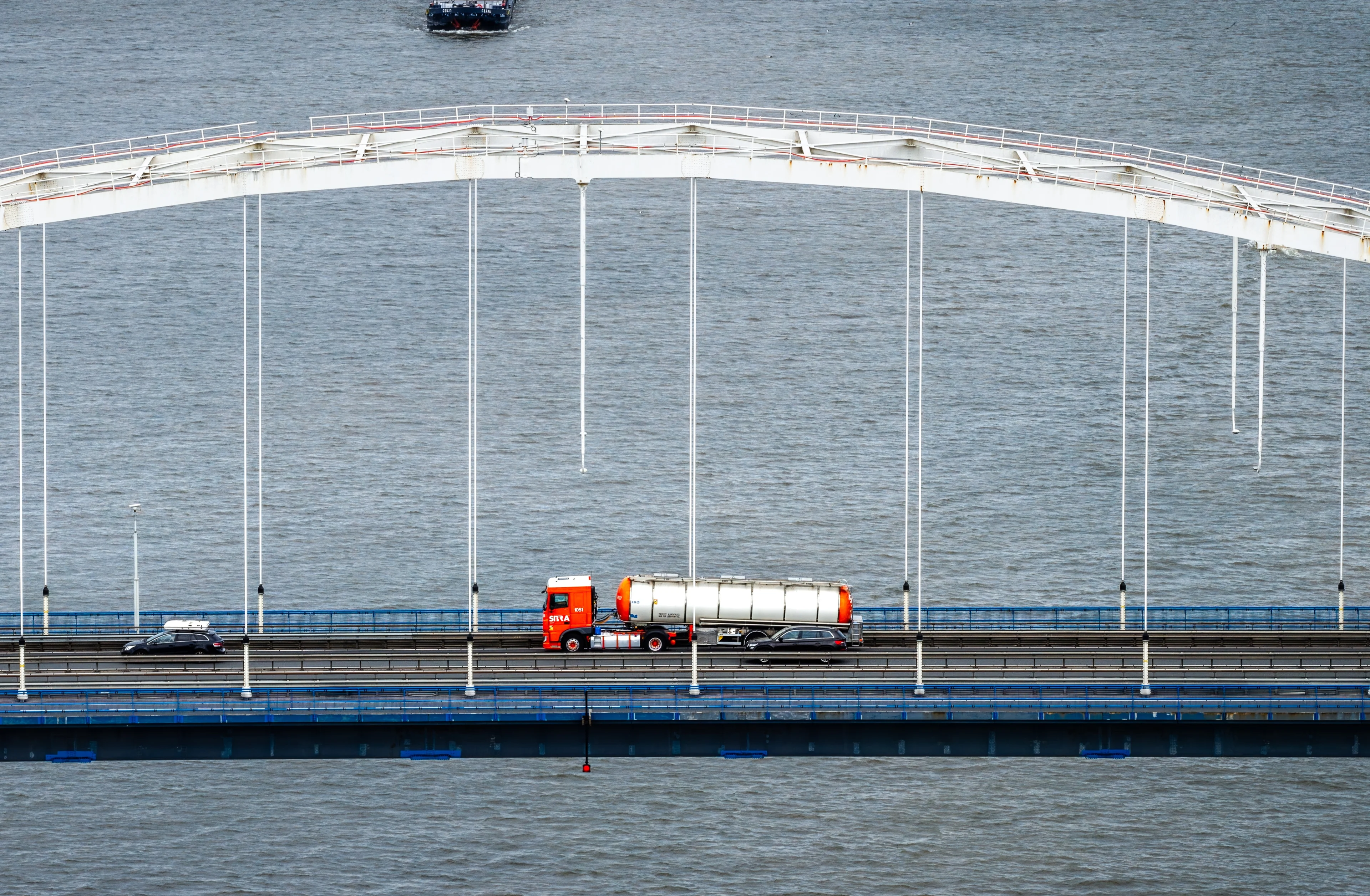 Vrachtwagens riskeren boete op Merwedebrug, maar controles blijven uit