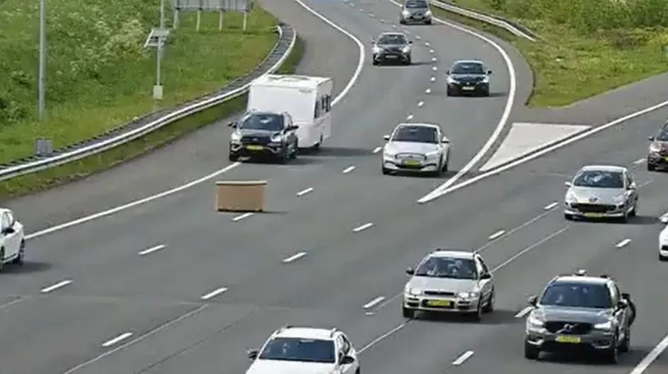 Automobilisten moeten uitwijken voor bankstel op oprit bij Vught