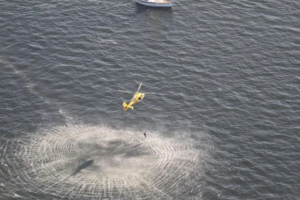 Zwemster gered die 8 kilometer van de kust in problemen komt